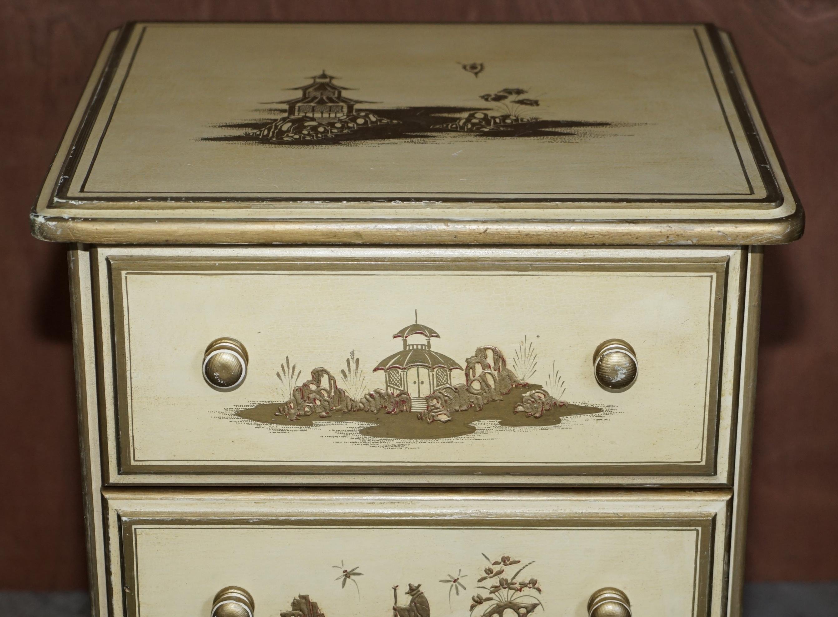 20ième siècle Paire de tiroirs de table de chevet vintage orientaux chinois crème et or peints en feuilles d'or en vente
