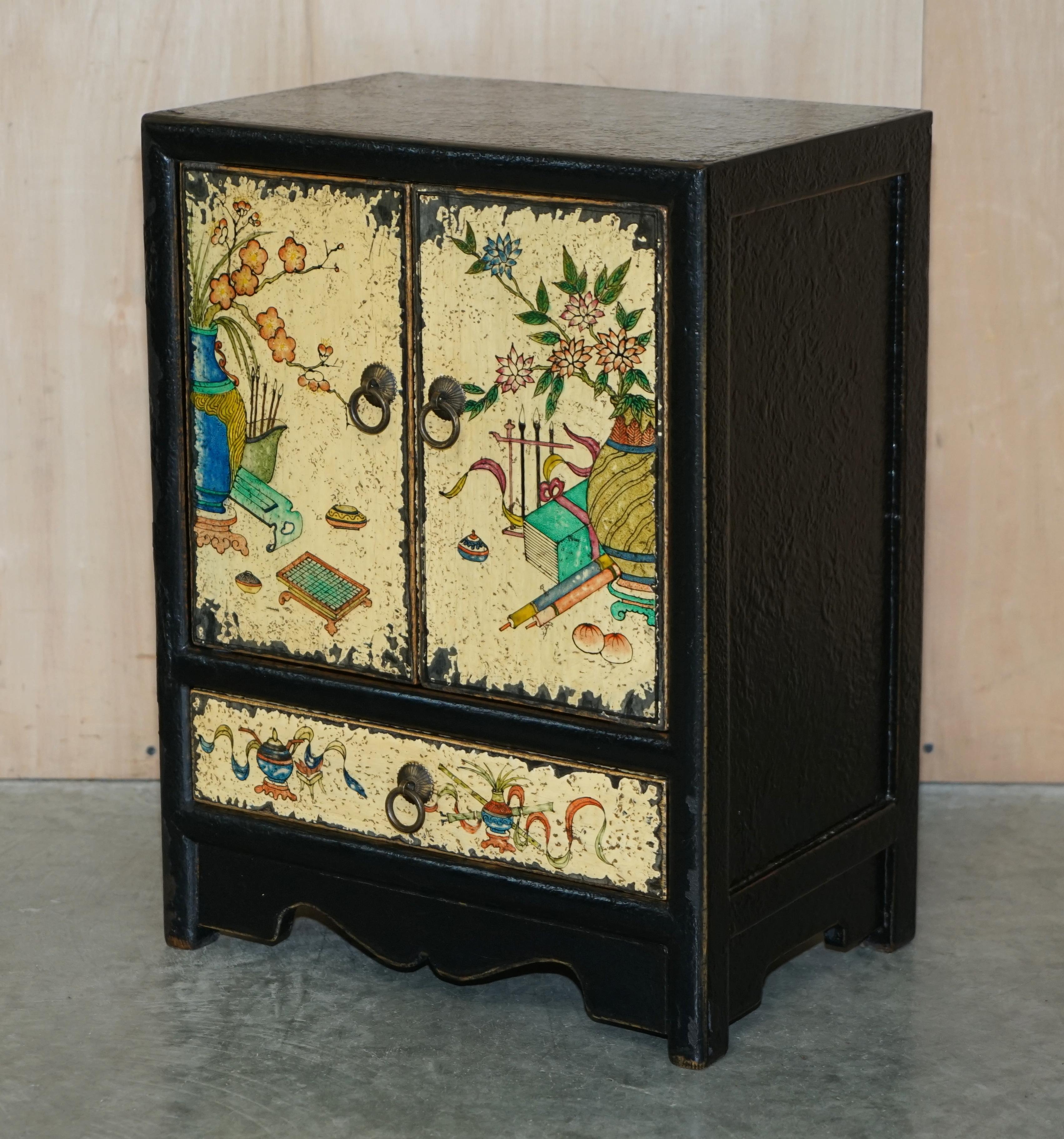 We are delighted to offer for sale this lovely pair of vintage oriental hand painted ebonized & gold leaf bedside table size cupboards with single base drawers.

A good looking and nicely made pair, they have a lovely vintage look and feel, they