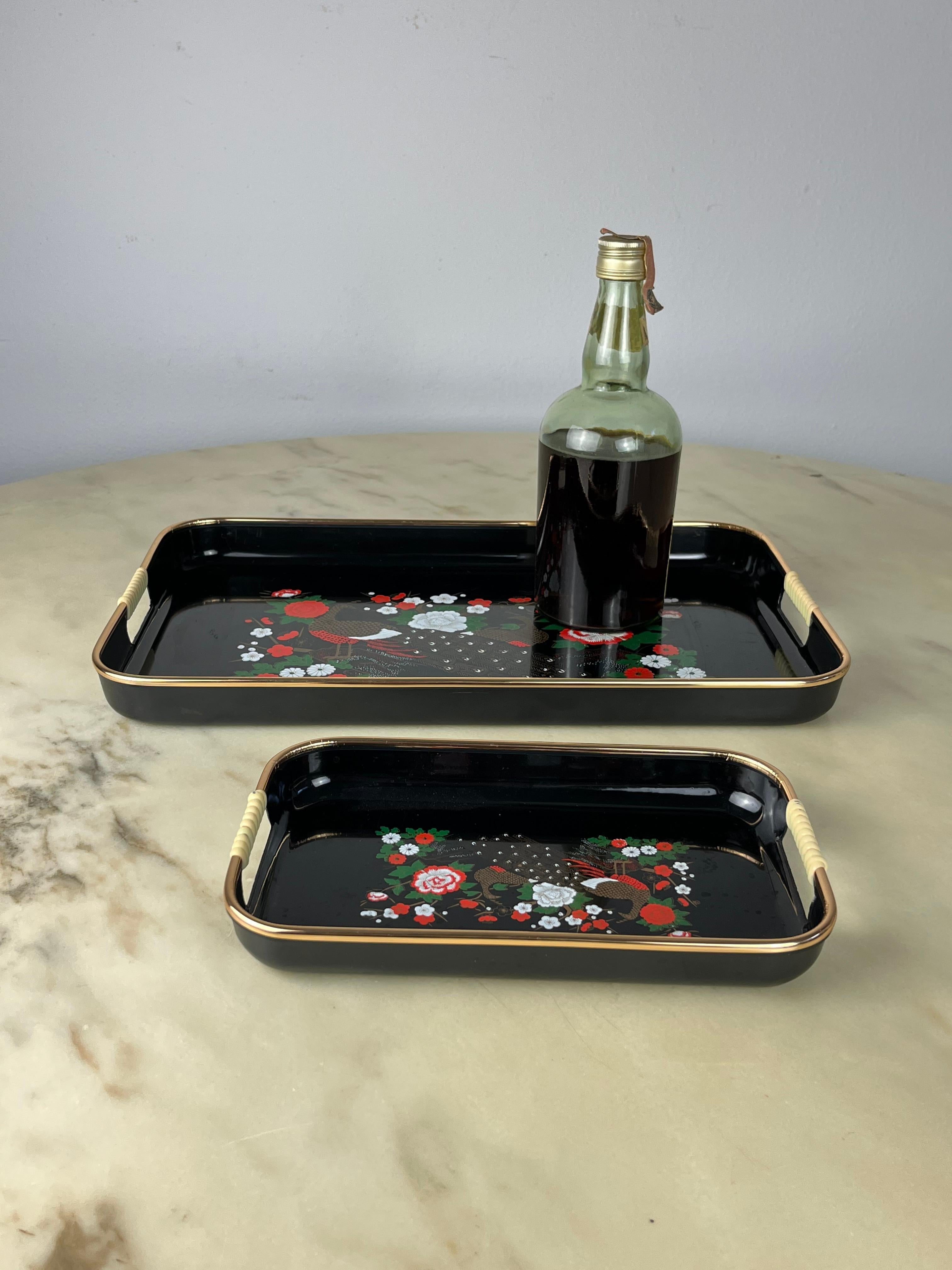 Pair of vintage oriental trays, Japan, 1970s
Found in a noble apartment, they are intact and in good condition. Small signs of aging. The largest measures 42.5 cm x 26.5 cm x 3.5 cm; The smallest 25 cm x 15 cm x 3 cm.