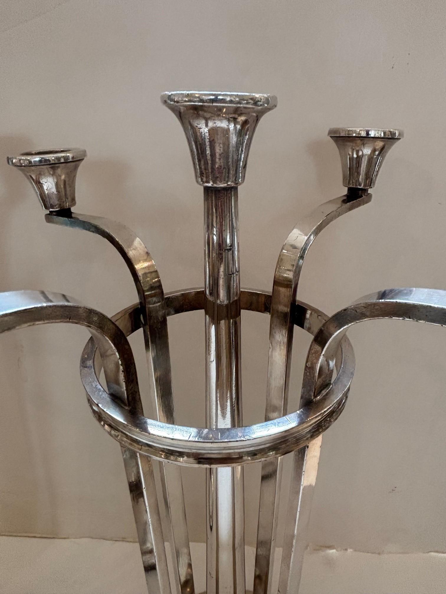 Pareja de candelabros de cinco brazos plateados originales de época del hotel Beverly Hills en venta 4