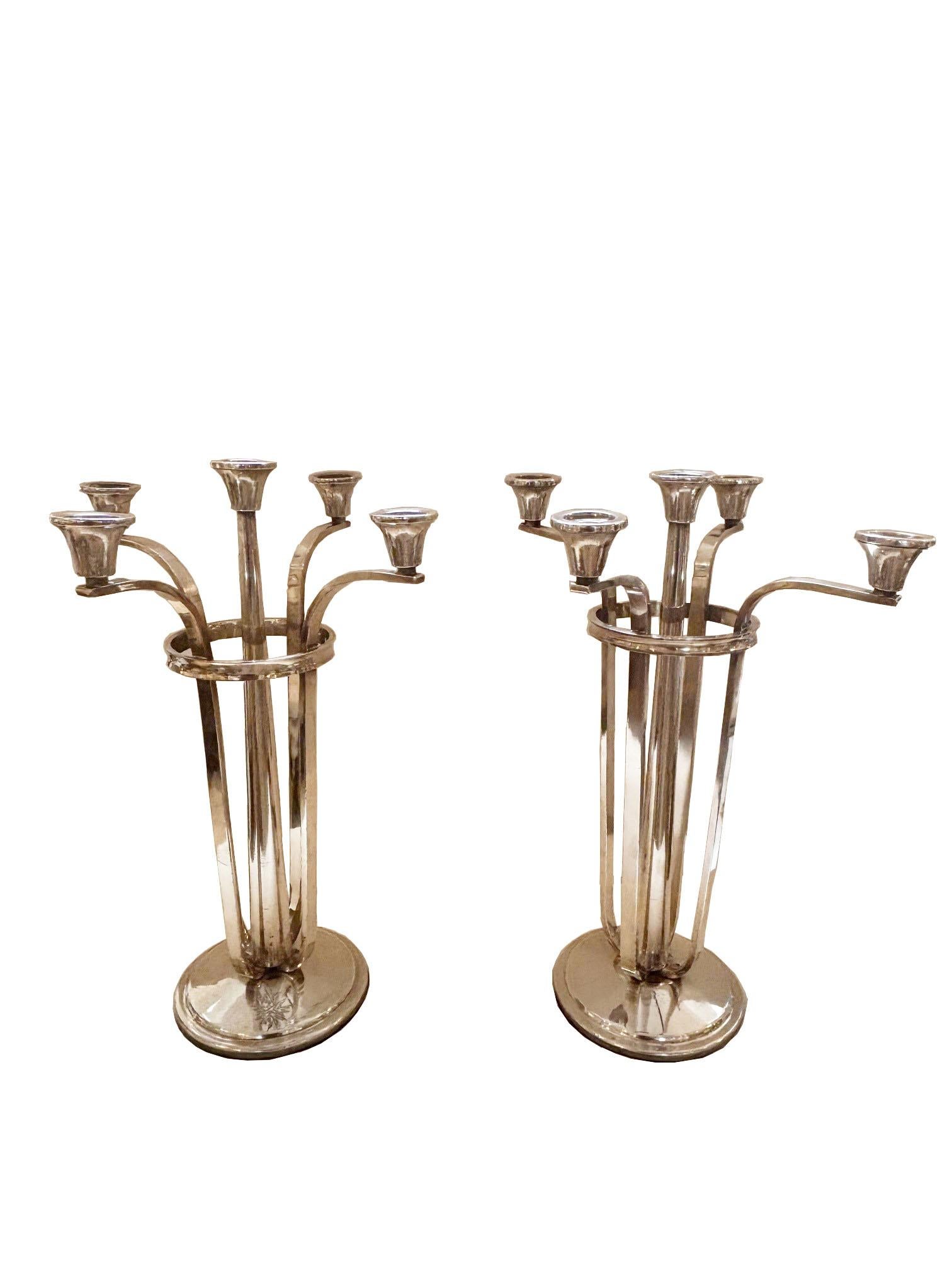 Pareja de candelabros de cinco brazos plateados originales de época del hotel Beverly Hills en venta 5