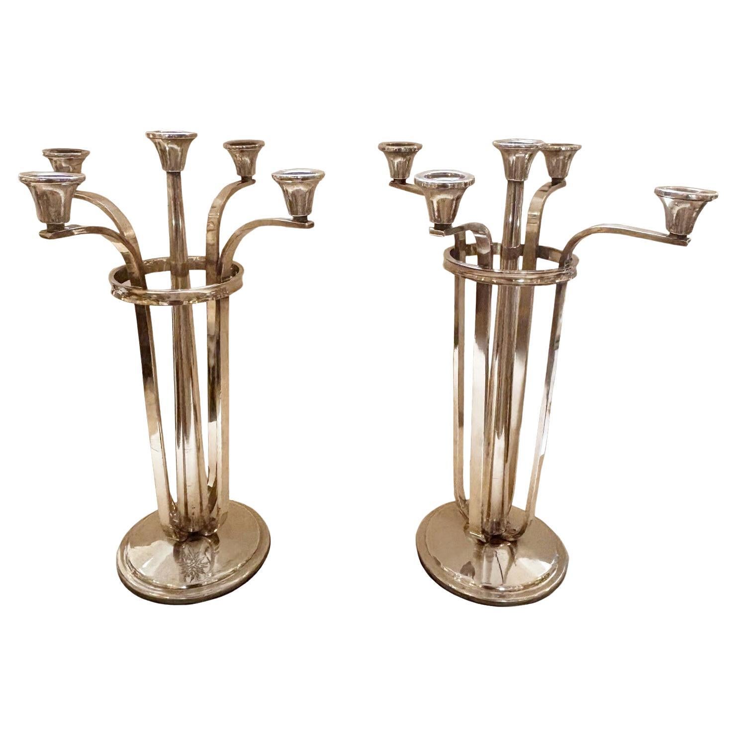 Pareja de candelabros de cinco brazos plateados originales de época del hotel Beverly Hills en venta