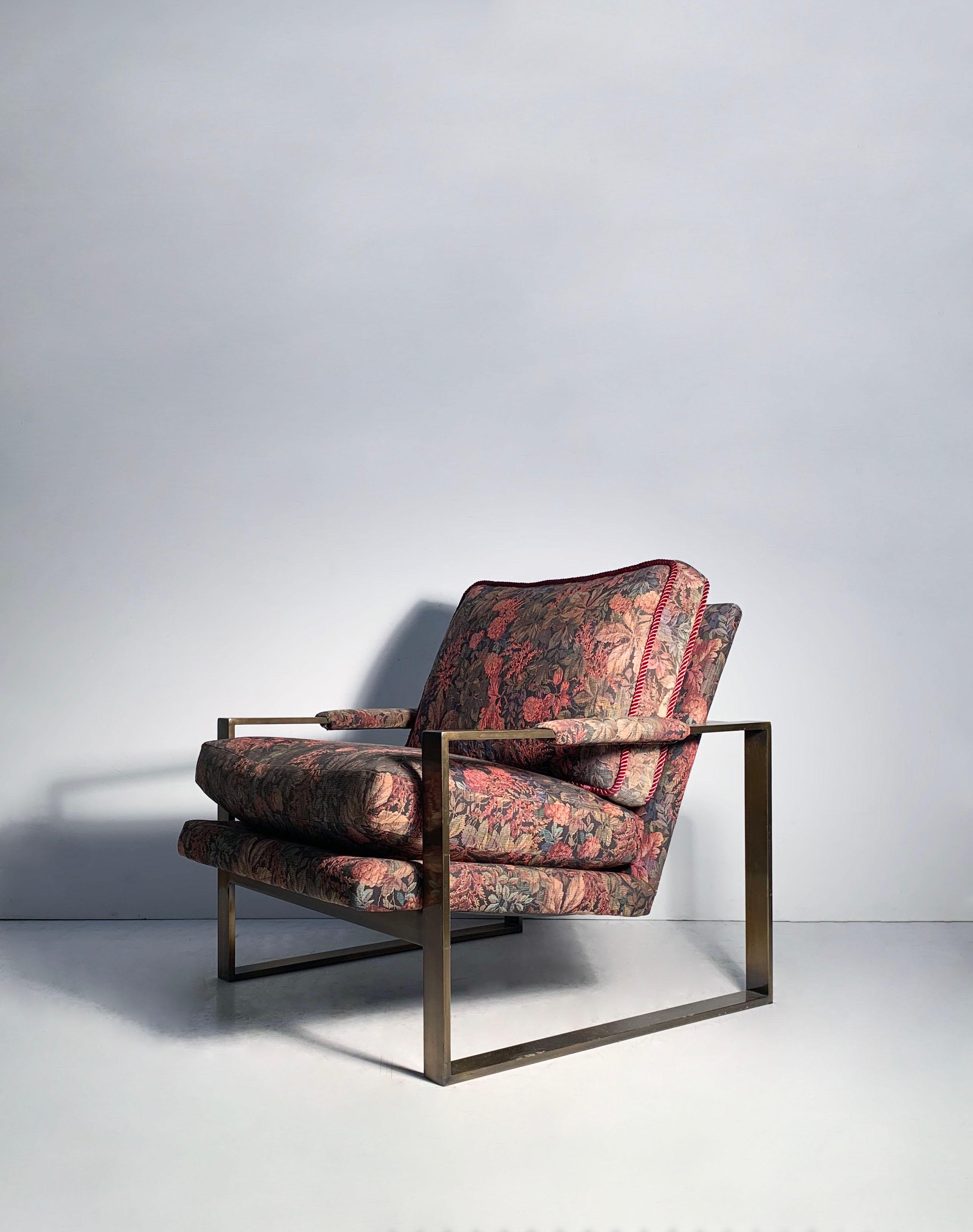 PAIRE de chaises longues vintage Milo Baughman à base de traîneaux et finition bronze.

Ces meubles ont été retapissés dans les années 90 et doivent être achetés avec l'intention de les retapisser car le tissu est fortement décoloré par endroits.