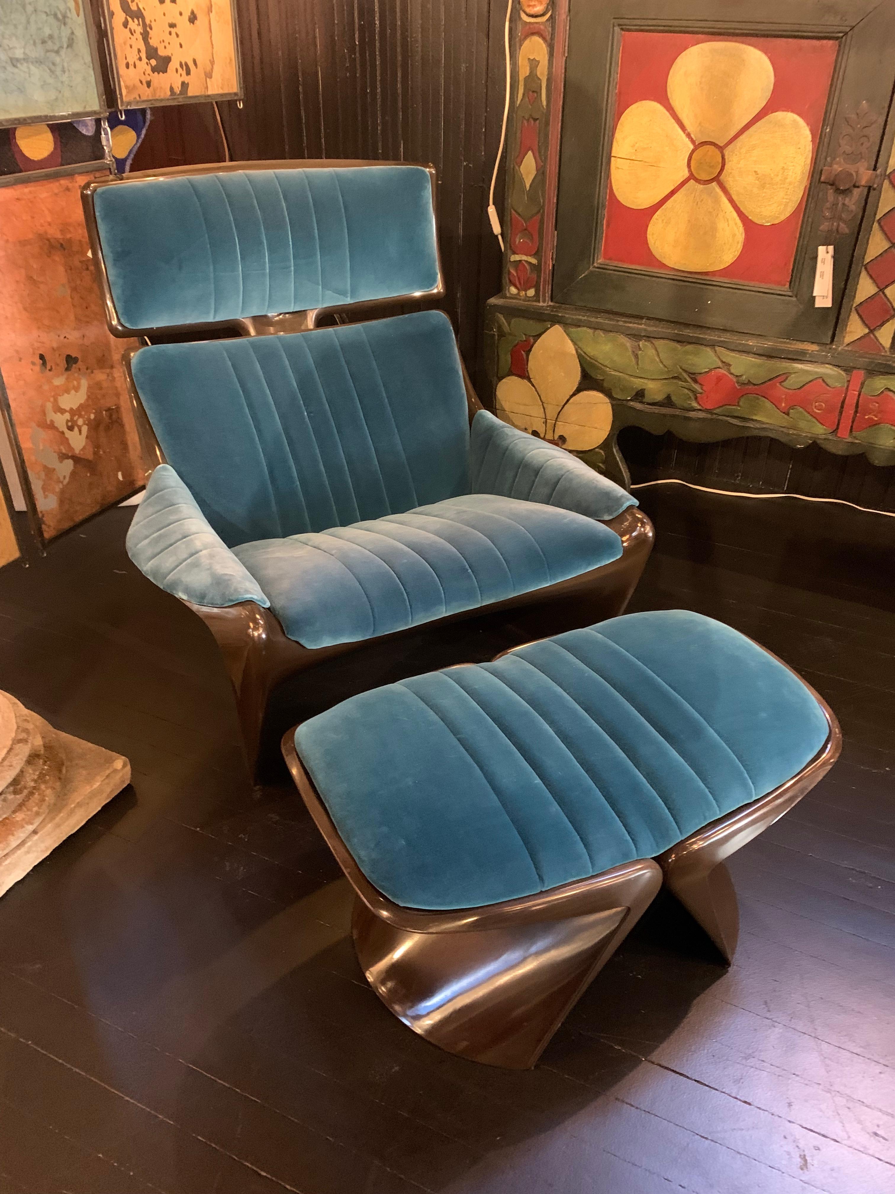 Vintage Mid-Century Modern 1960s or 1970s pair of Steen Ostergaard space age Meteor “President” lounge chairs with matching ottomans designed for Cado, Denmark. Brown molded fiberglass construction with teal velvet upholstery. Adjustable head/neck