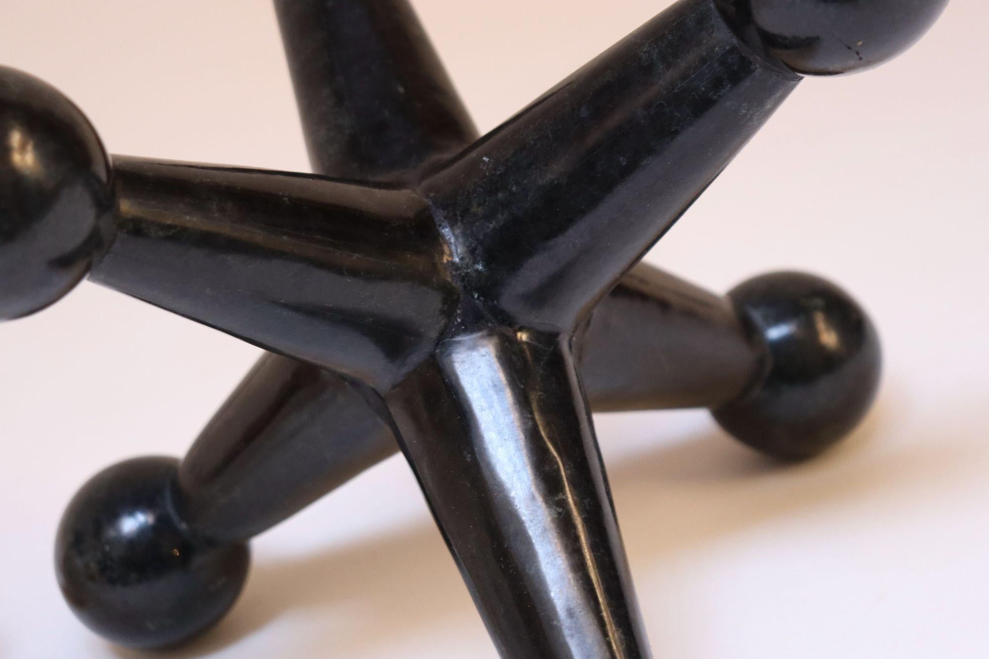Coppia di sculture o reggilibri d'epoca in pietra tessellata Jax / Jacks in vendita 4