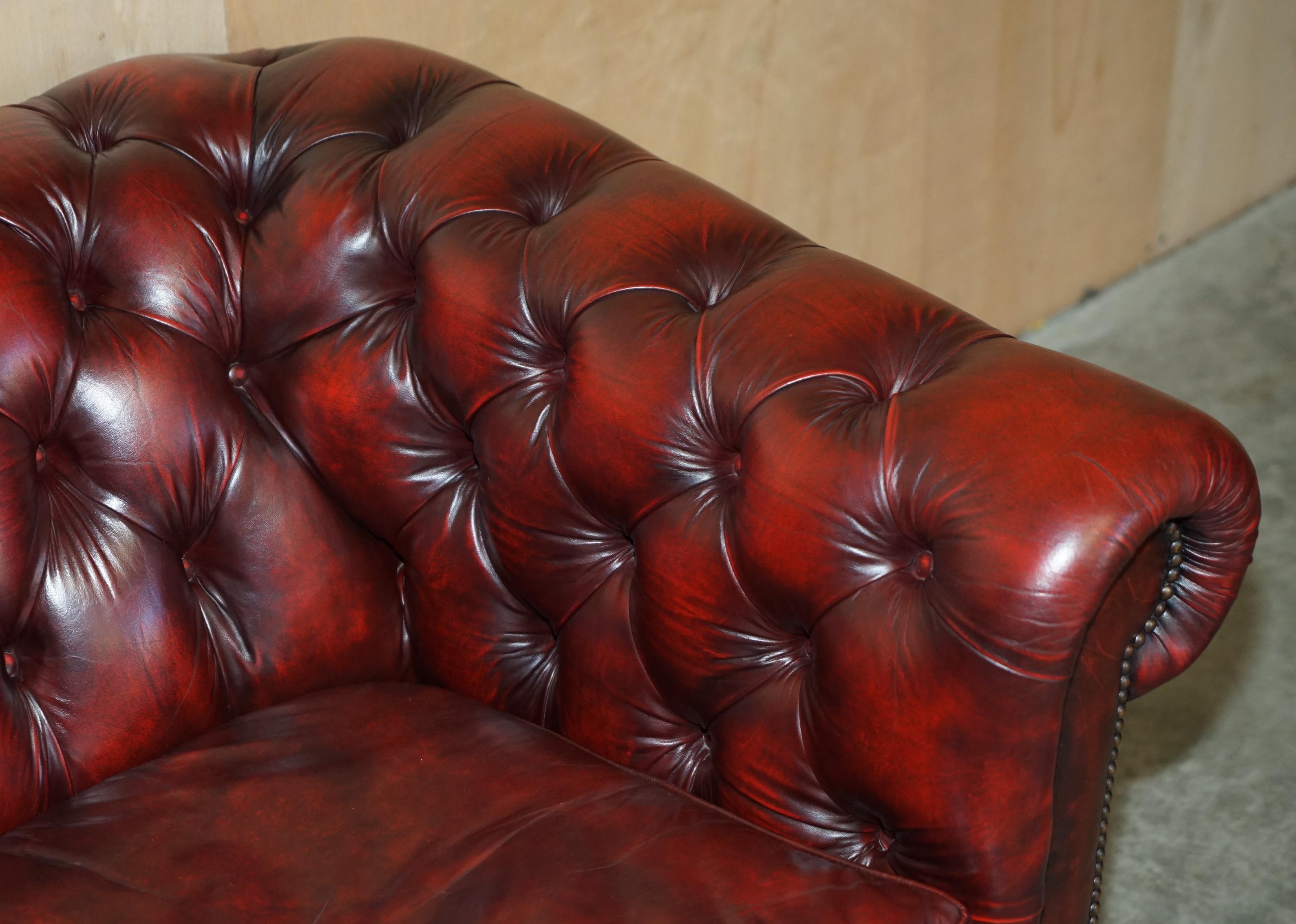 PAIR OF ViNTAGE OXBLOOD LEATHER CHESTERFIELD CLUB ARMCHAIRS WITH ELEGANT LEGS 3