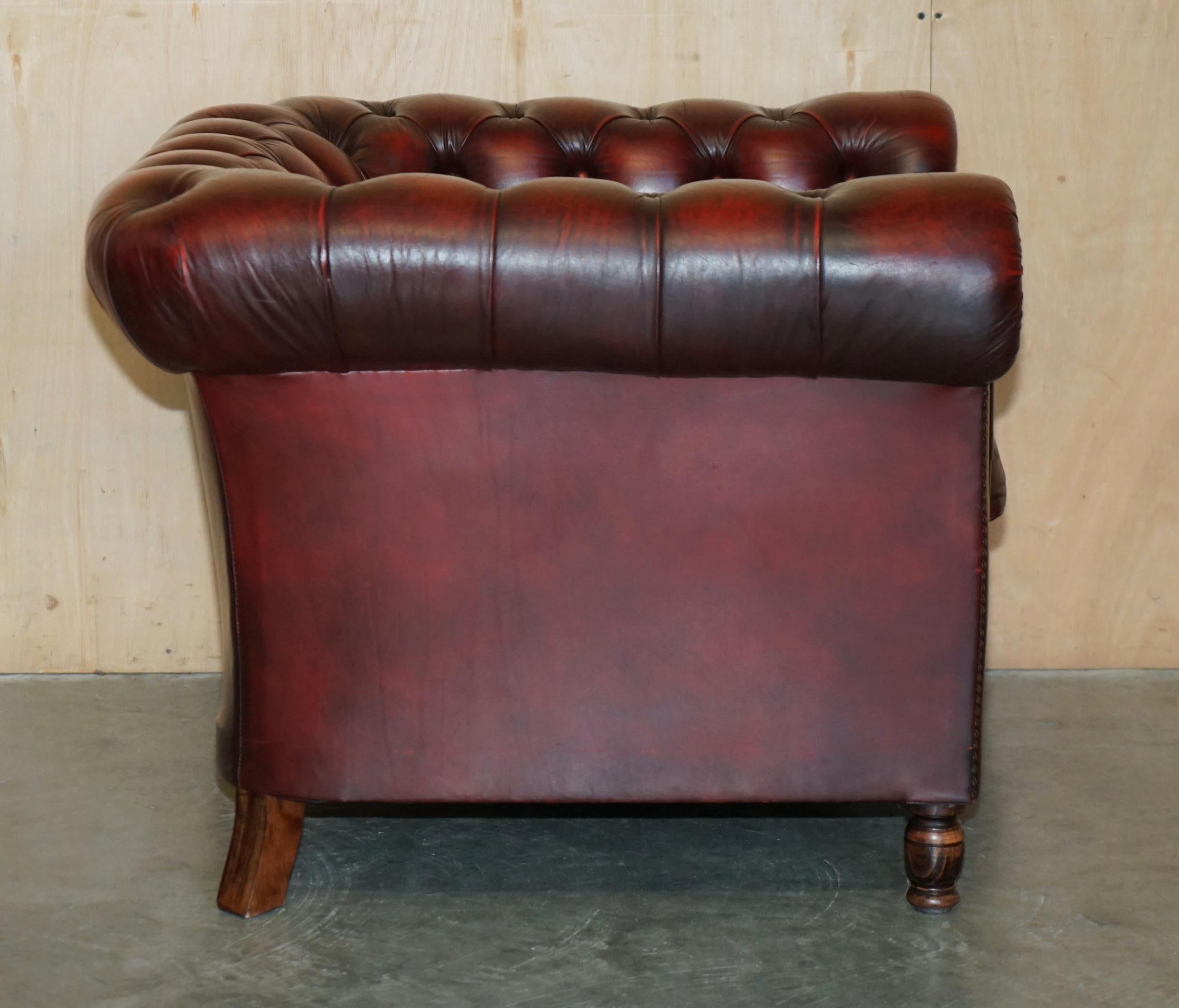 PAIR OF ViNTAGE OXBLOOD LEATHER CHESTERFIELD CLUB ARMCHAIRS WITH ELEGANT LEGS 4