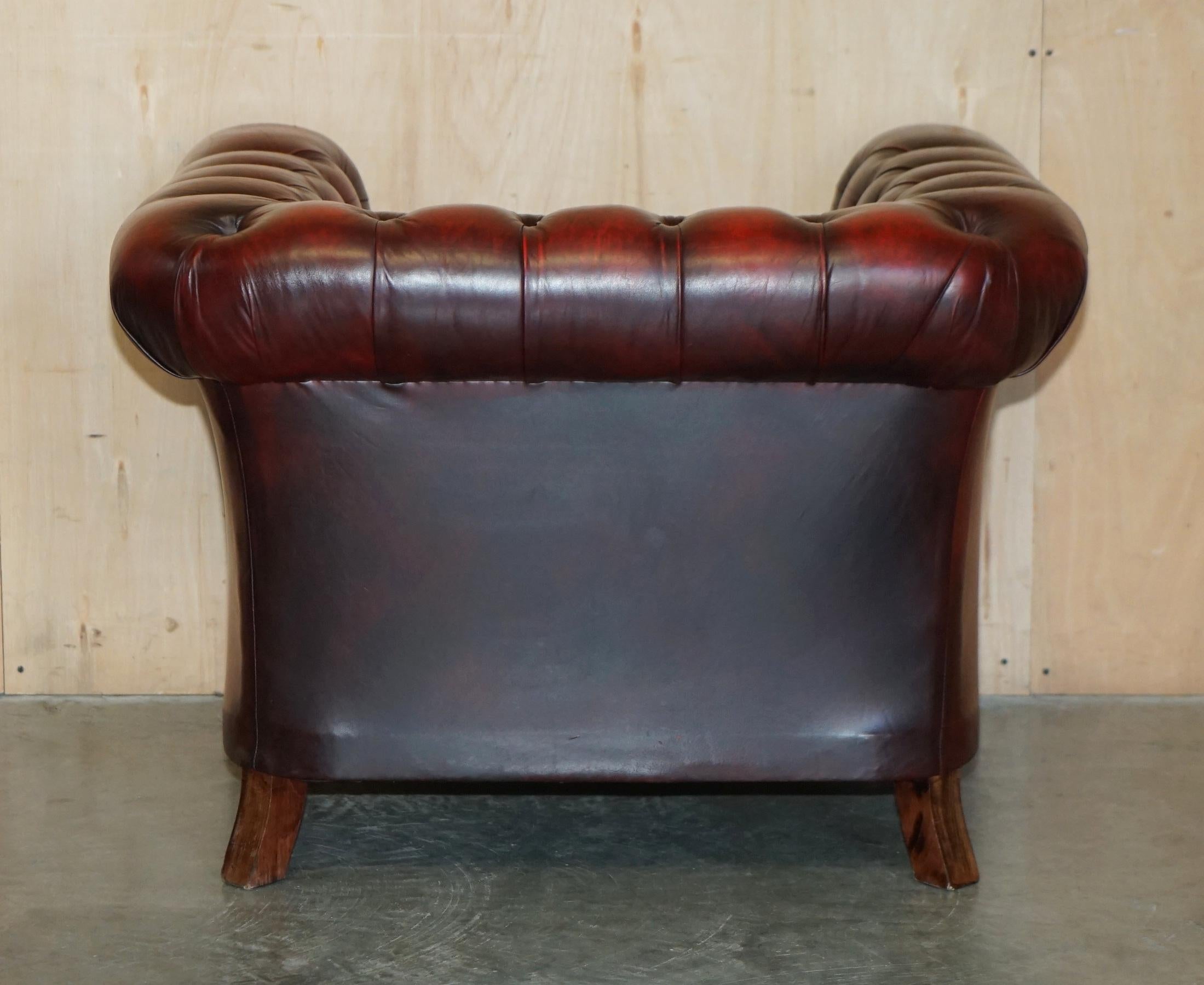 PAIR OF ViNTAGE OXBLOOD LEATHER CHESTERFIELD CLUB ARMCHAIRS WITH ELEGANT LEGS 5