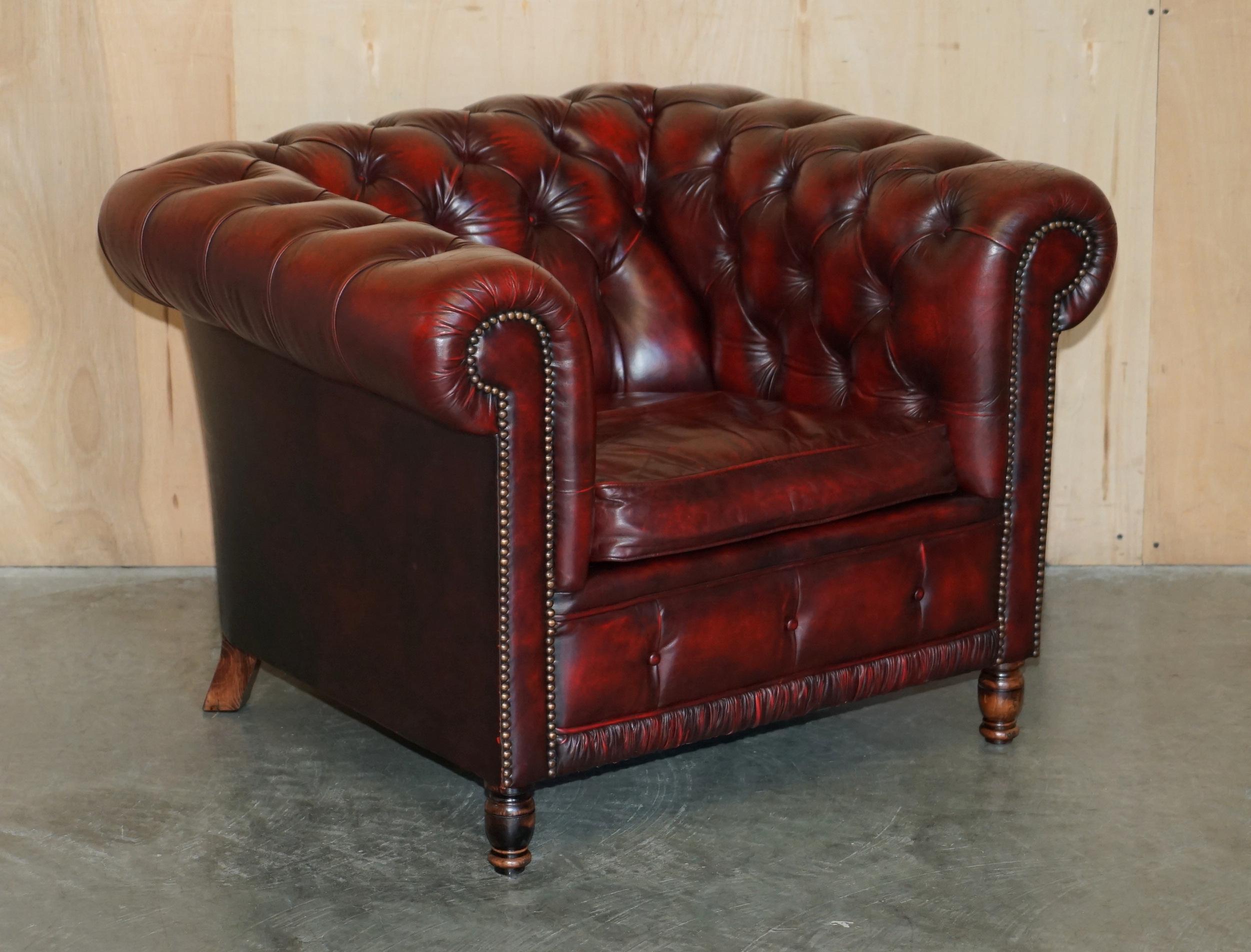 PAIR OF ViNTAGE OXBLOOD LEATHER CHESTERFIELD CLUB ARMCHAIRS WITH ELEGANT LEGS 7