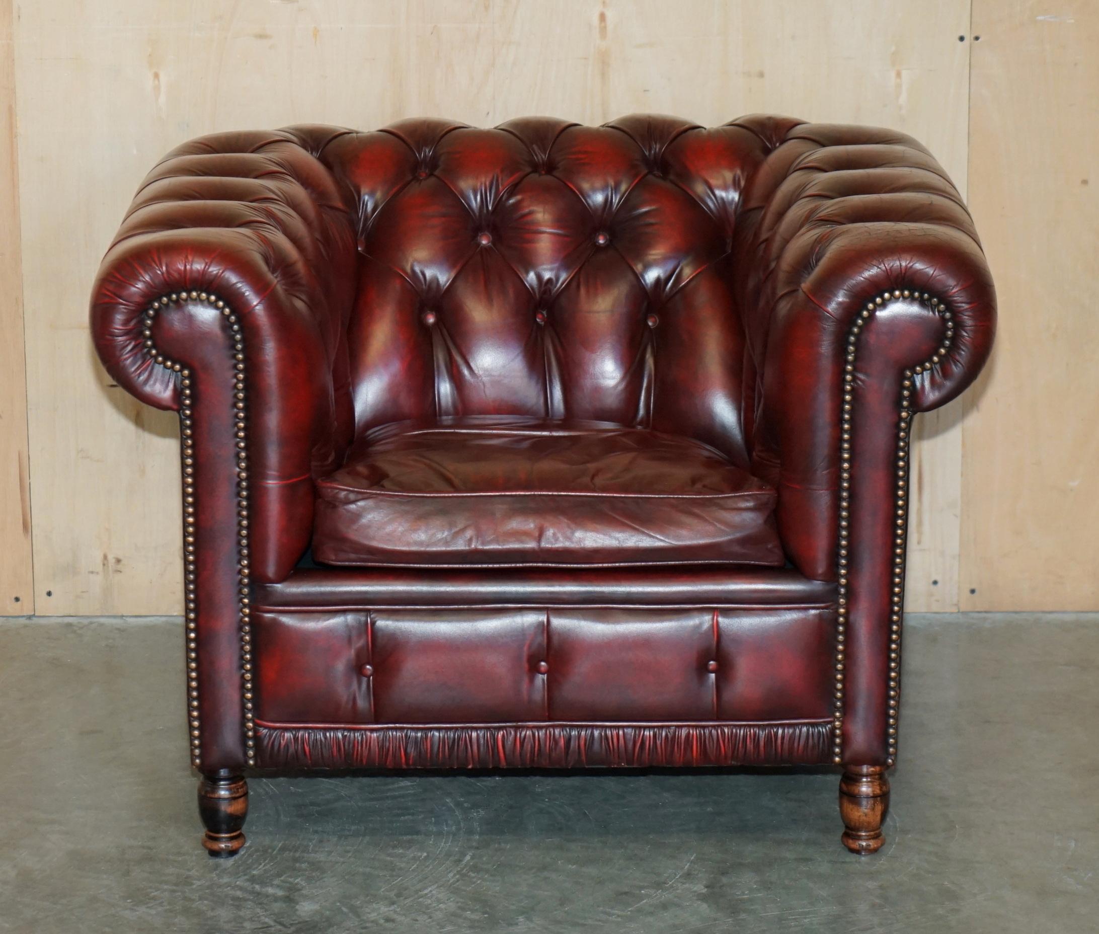 PAIR OF ViNTAGE OXBLOOD LEATHER CHESTERFIELD CLUB ARMCHAIRS WITH ELEGANT LEGS 8