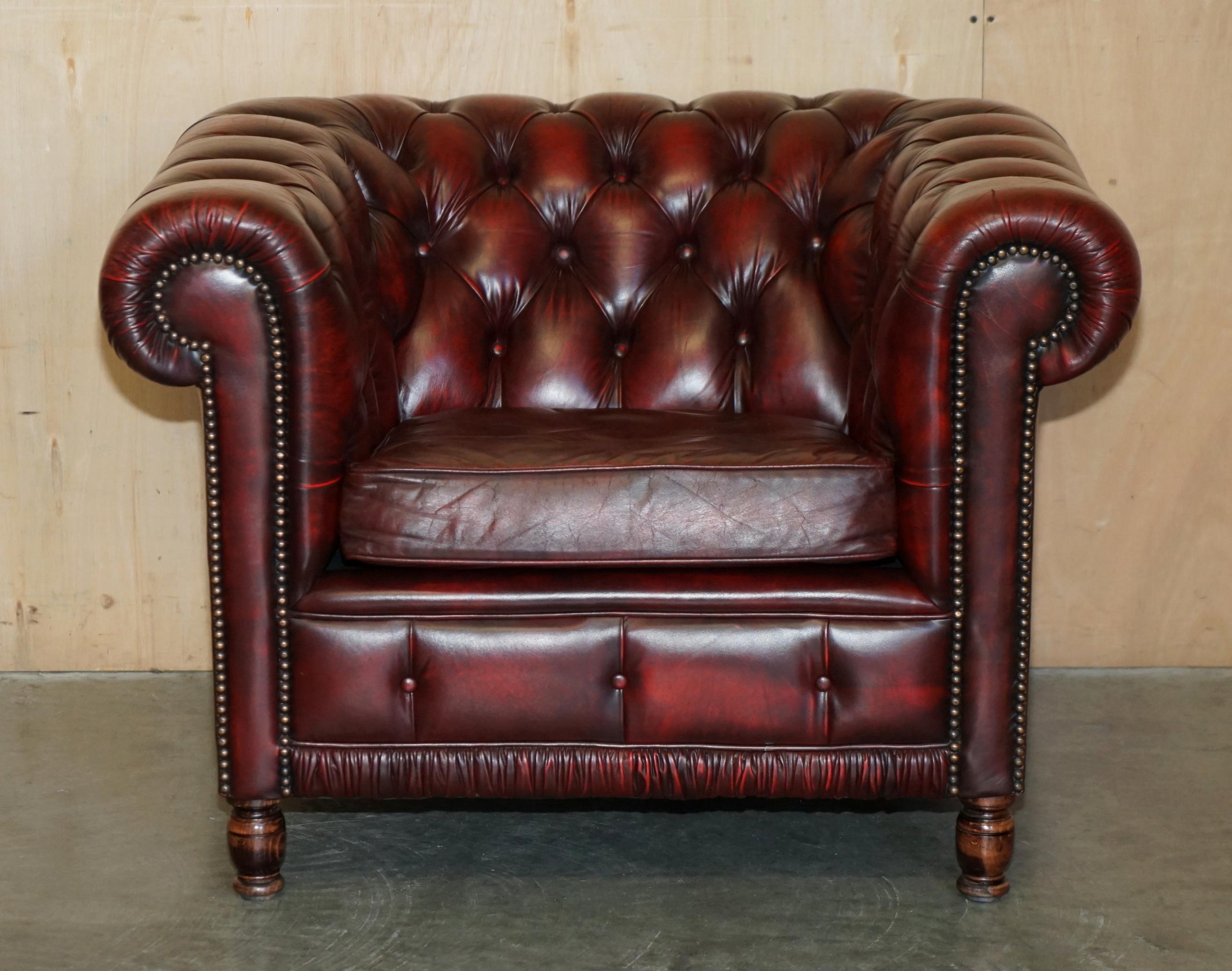 Chesterfield PAIR OF ViNTAGE OXBLOOD LEATHER CHESTERFIELD CLUB ARMCHAIRS WITH ELEGANT LEGS