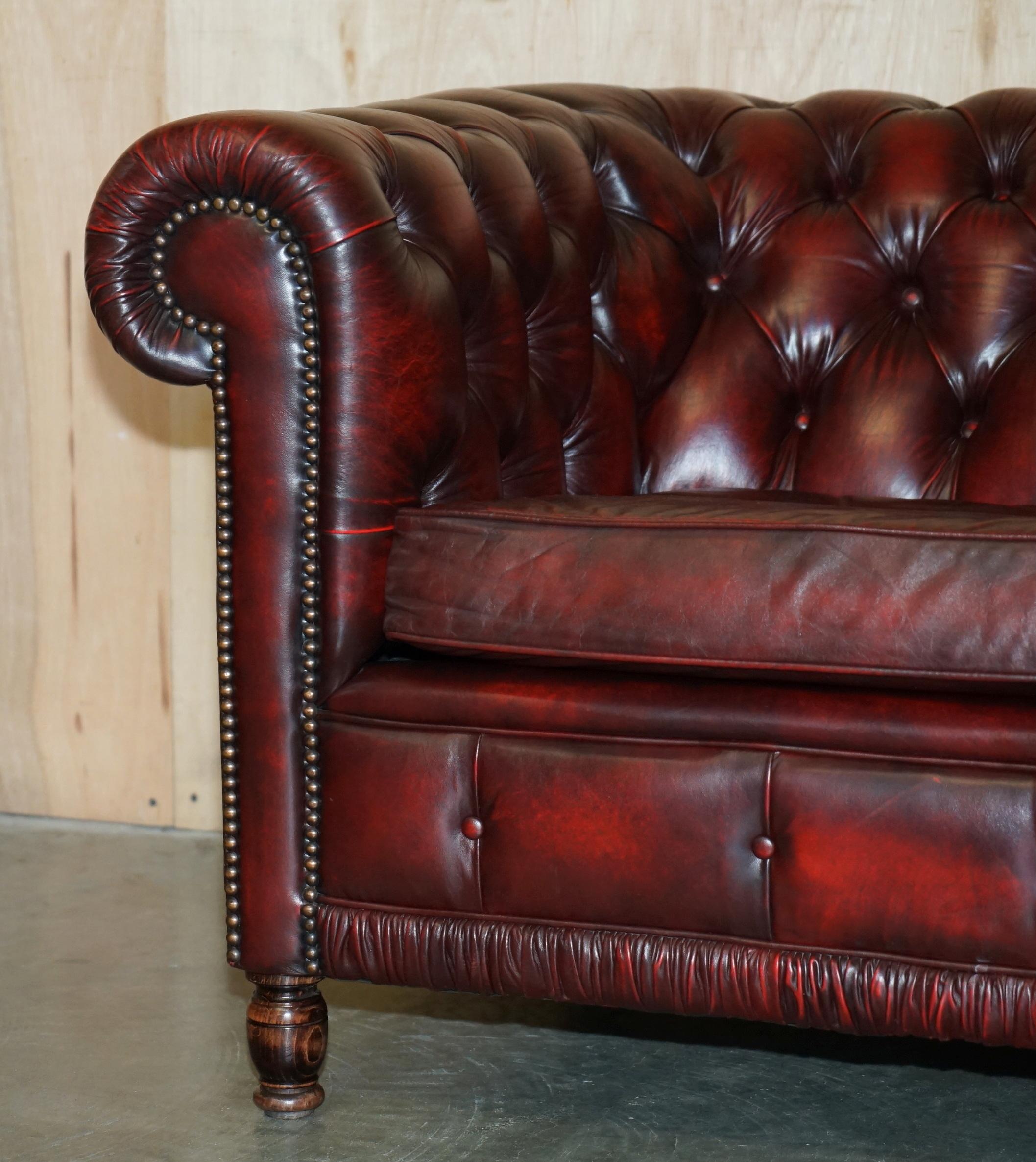 English PAIR OF ViNTAGE OXBLOOD LEATHER CHESTERFIELD CLUB ARMCHAIRS WITH ELEGANT LEGS