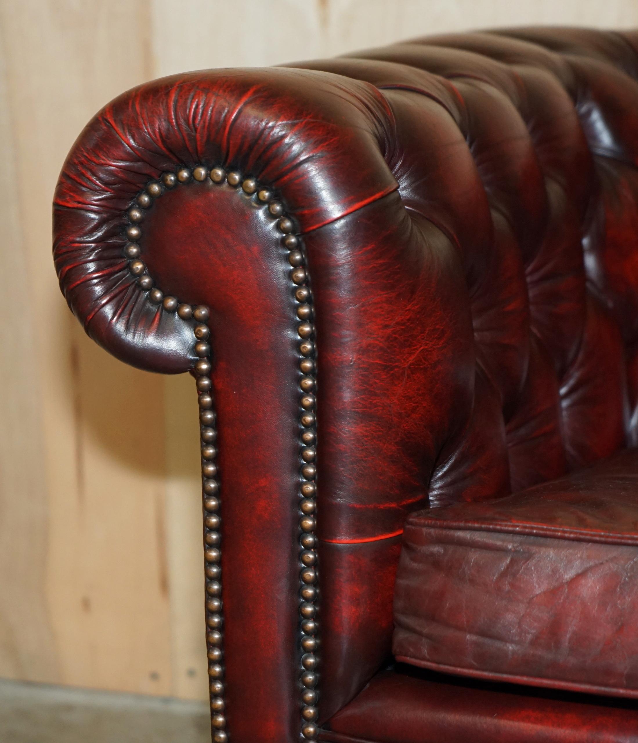 Hand-Crafted PAIR OF ViNTAGE OXBLOOD LEATHER CHESTERFIELD CLUB ARMCHAIRS WITH ELEGANT LEGS