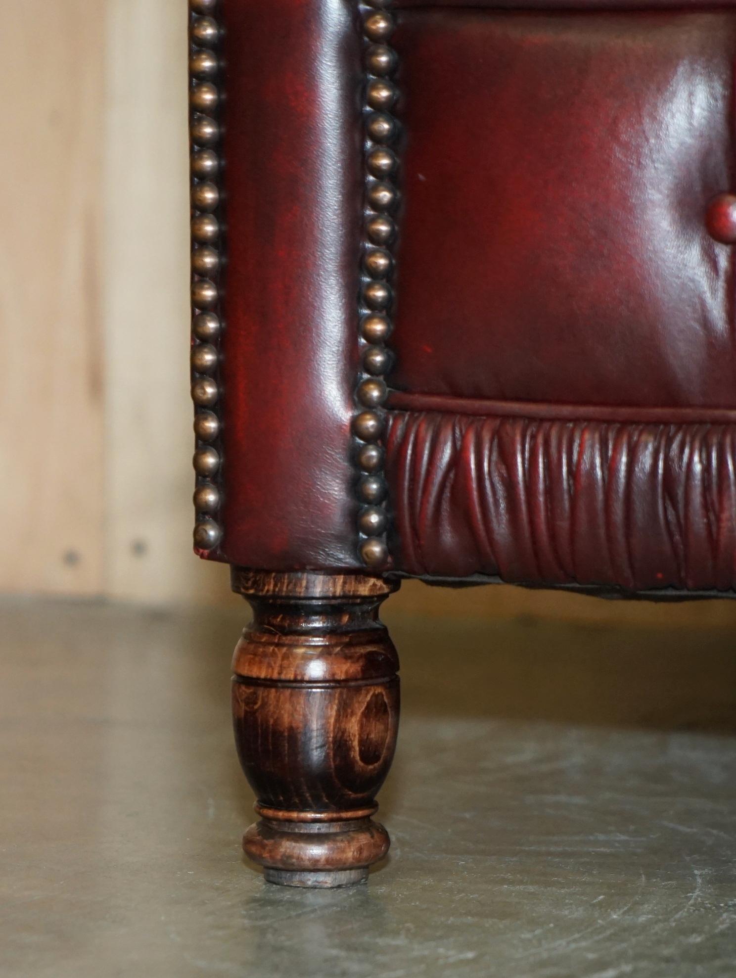 20th Century PAIR OF ViNTAGE OXBLOOD LEATHER CHESTERFIELD CLUB ARMCHAIRS WITH ELEGANT LEGS