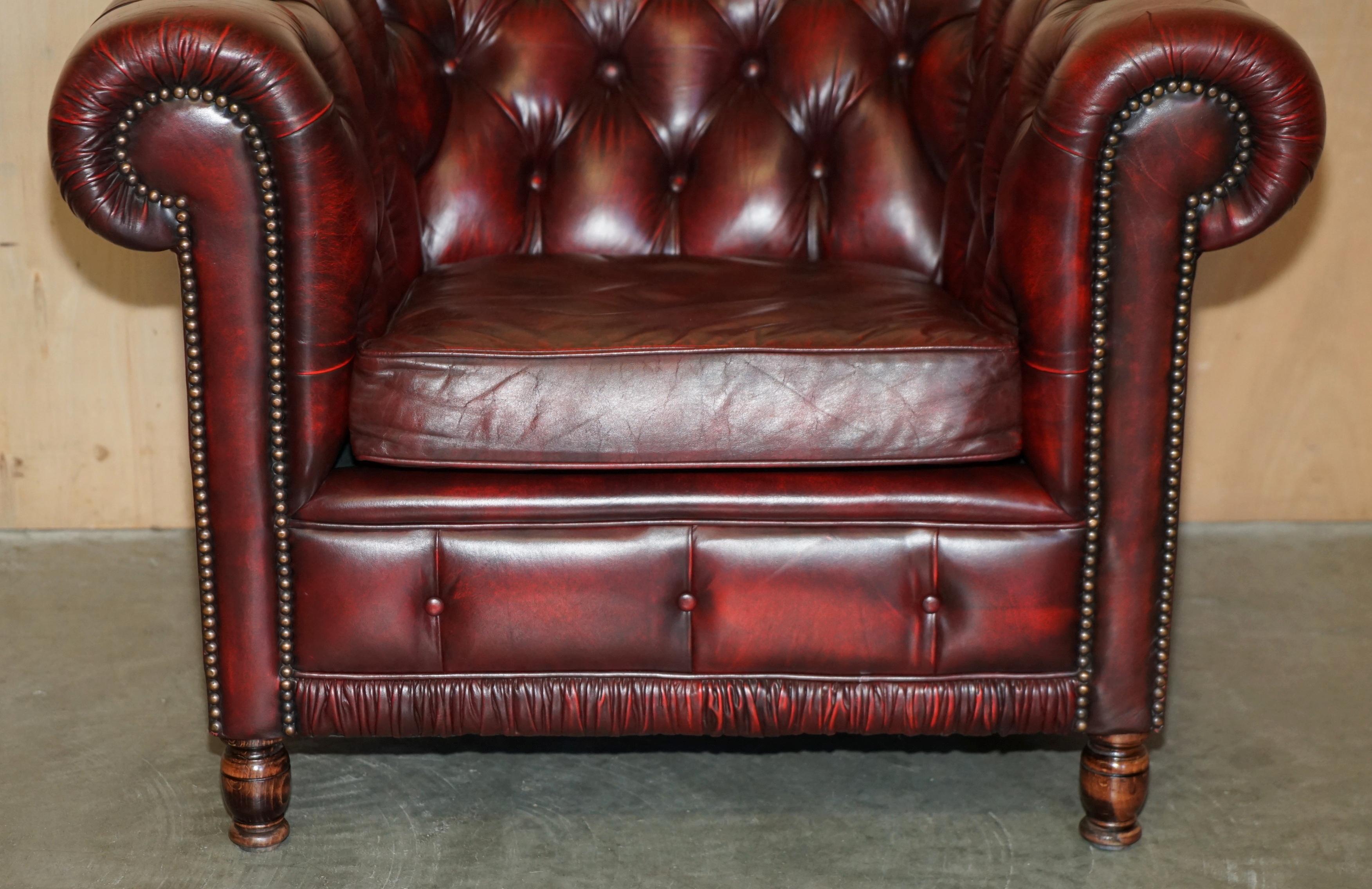 Leather PAIR OF ViNTAGE OXBLOOD LEATHER CHESTERFIELD CLUB ARMCHAIRS WITH ELEGANT LEGS
