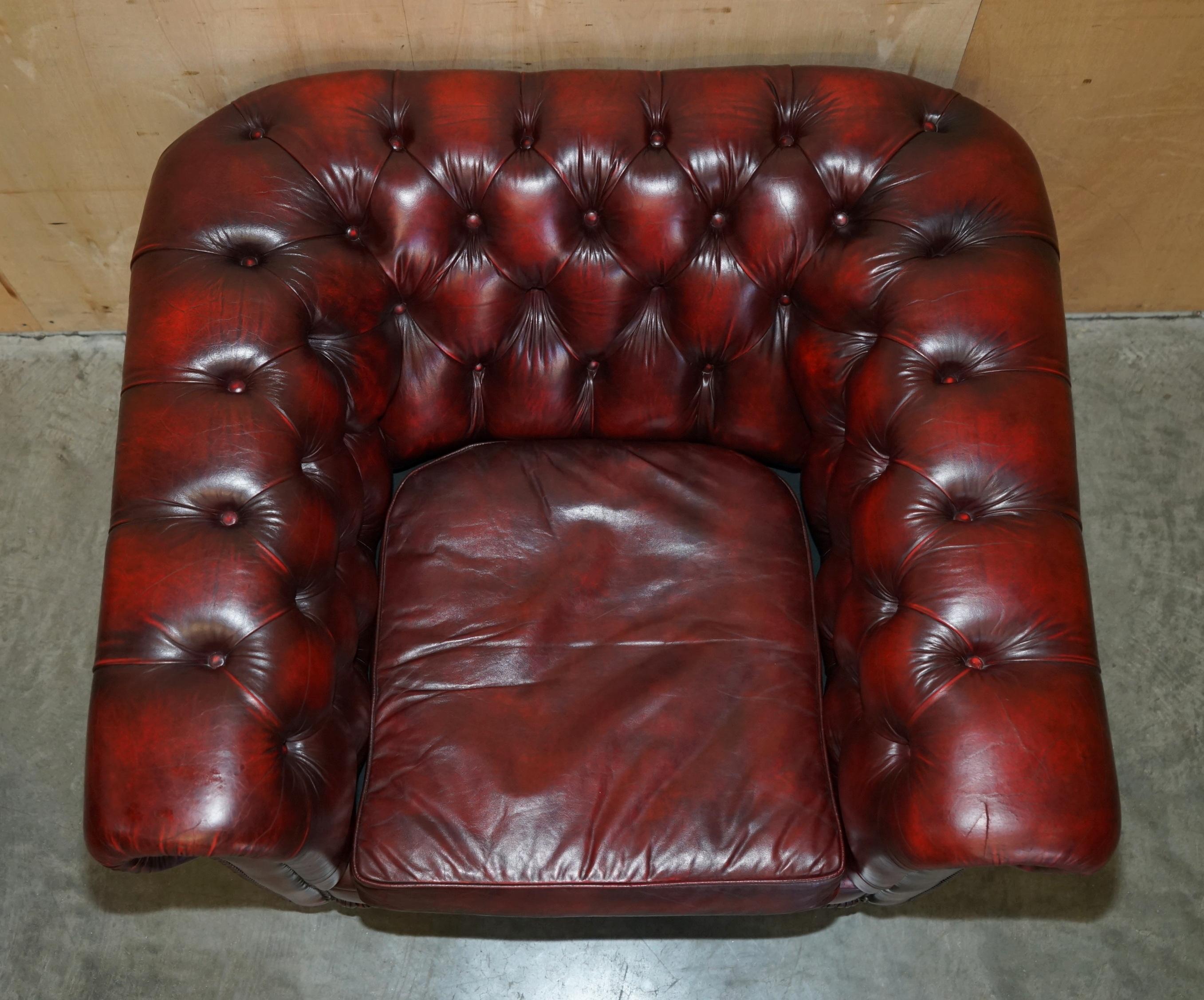 PAIR OF ViNTAGE OXBLOOD LEATHER CHESTERFIELD CLUB ARMCHAIRS WITH ELEGANT LEGS 1