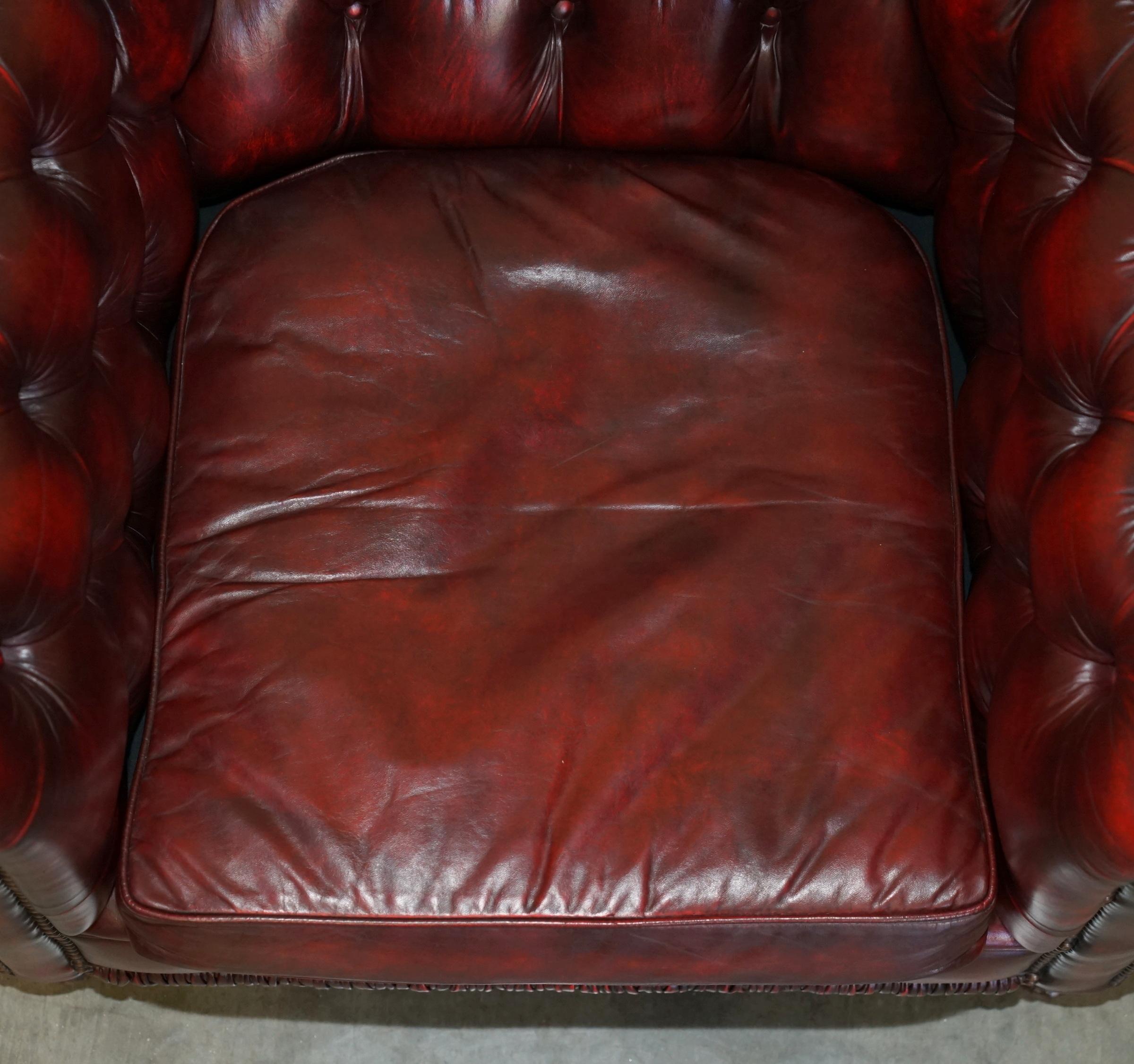 PAIR OF ViNTAGE OXBLOOD LEATHER CHESTERFIELD CLUB ARMCHAIRS WITH ELEGANT LEGS 2