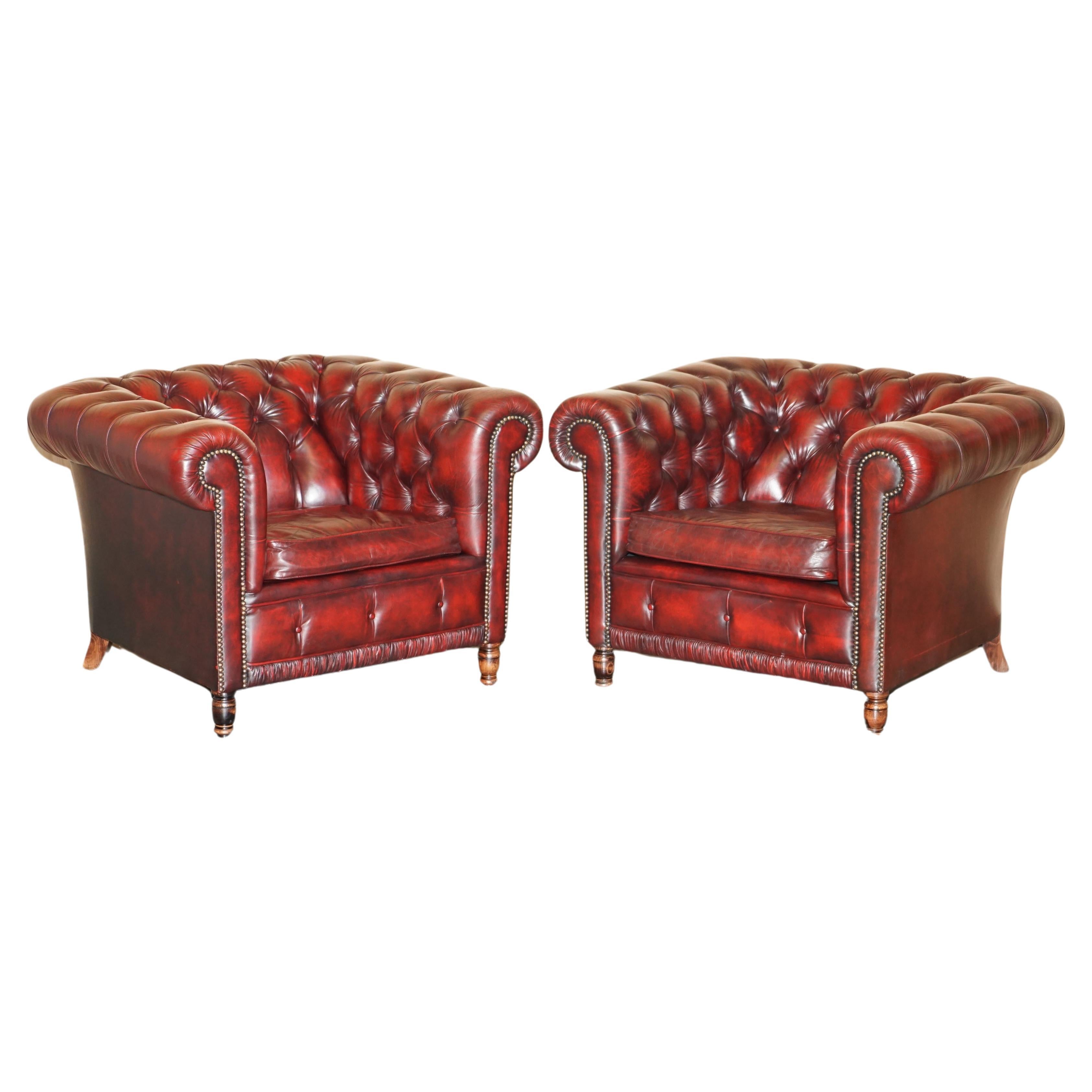 PAIR OF ViNTAGE OXBLOOD LEATHER CHESTERFIELD CLUB ARMCHAIRS WITH ELEGANT LEGS