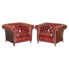 PAIR OF ViNTAGE OXBLOOD LEATHER CHESTERFIELD CLUB ARMCHAIRS WITH ELEGANT LEGS