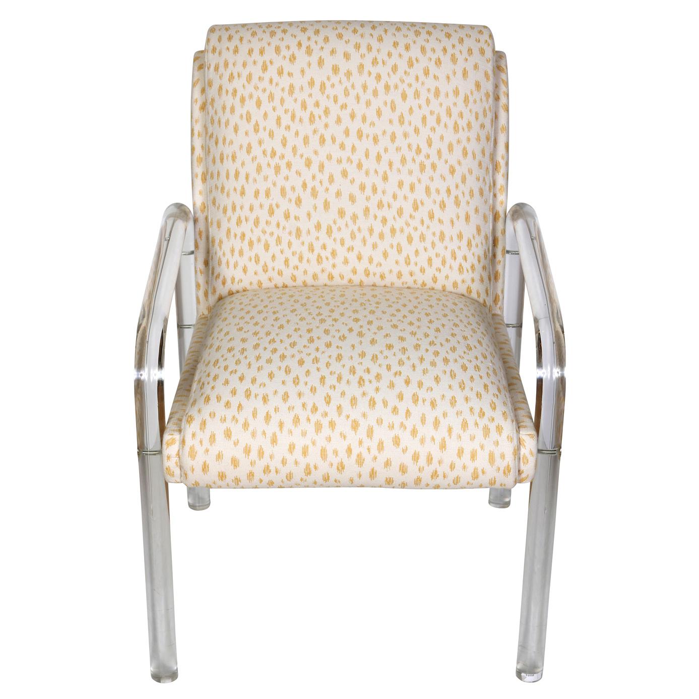 Una coppia di sedie Pace vintage in lucite rivestite di recente in un tessuto giallo maculato.  Disegnate da Leon Rosen per la Pace Collection, le sedie in stile Mid Century Modern sono super chic grazie al rinnovamento della tappezzeria.