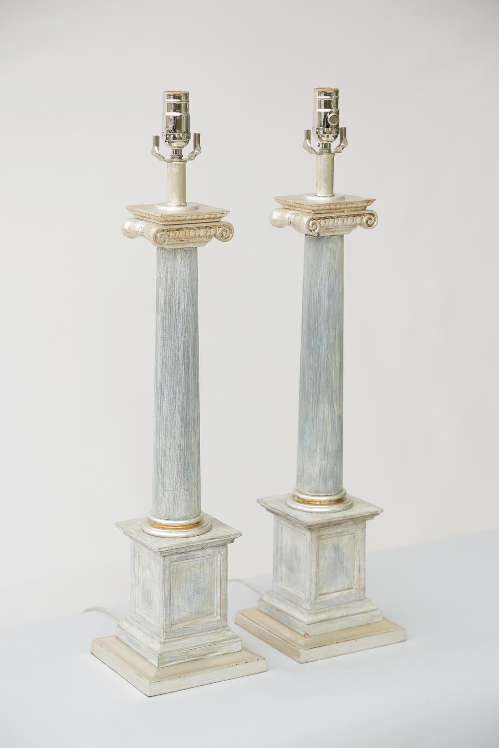 Paire de lampes de table de style néoclassique, par Stiffel ; en forme de colonne, peintes et rehaussées de dorure argentée, chaque chapiteau ionique sur une colonne effilée, reposant sur une plinthe carrée.

Stock ID : D3107.
