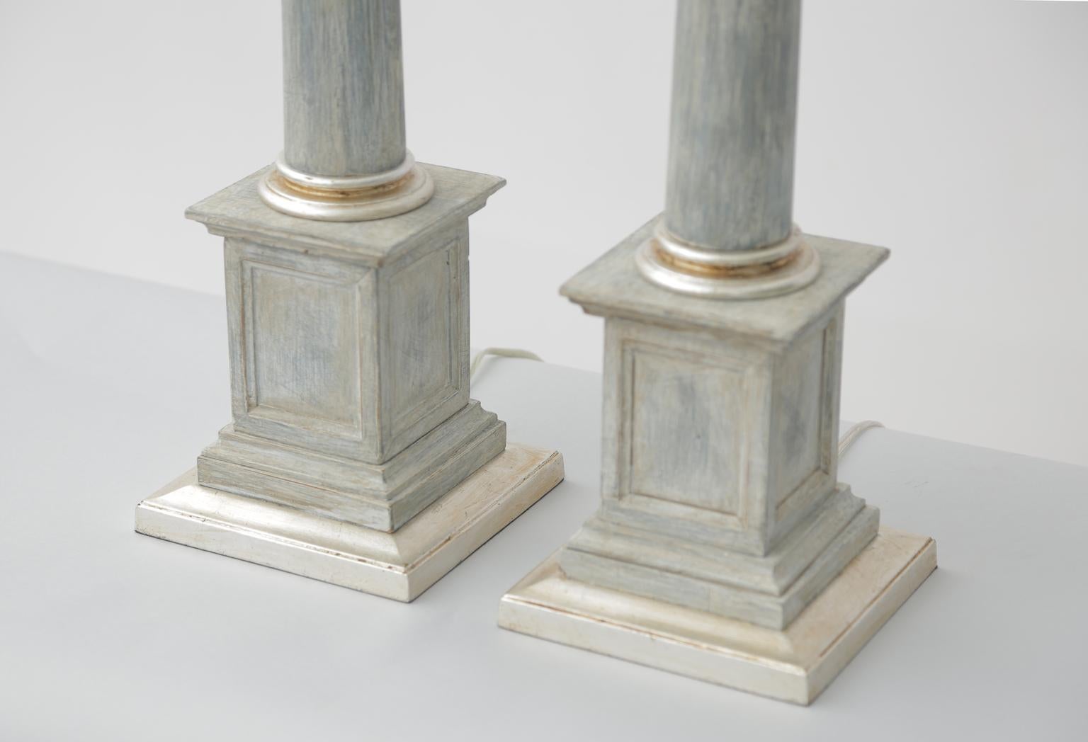 Néoclassique Paire de lampes colonnes vintage peintes et dorées à la feuille en argent par Stiffel en vente
