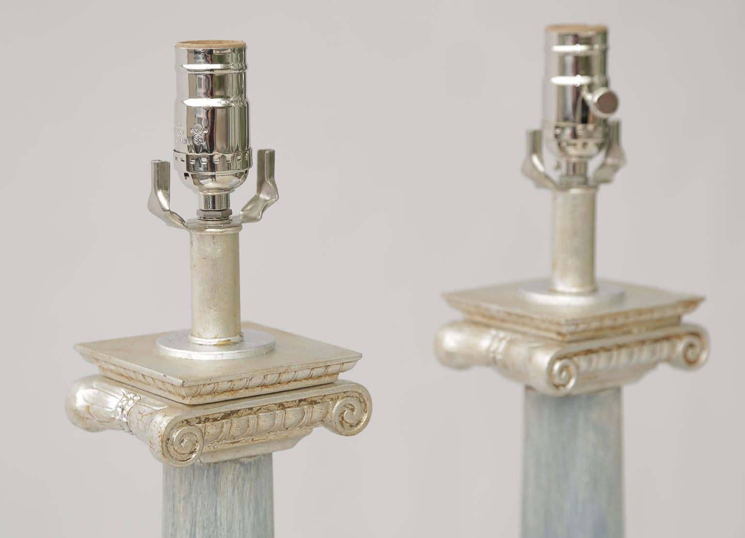 Américain Paire de lampes colonnes vintage peintes et dorées à la feuille en argent par Stiffel en vente