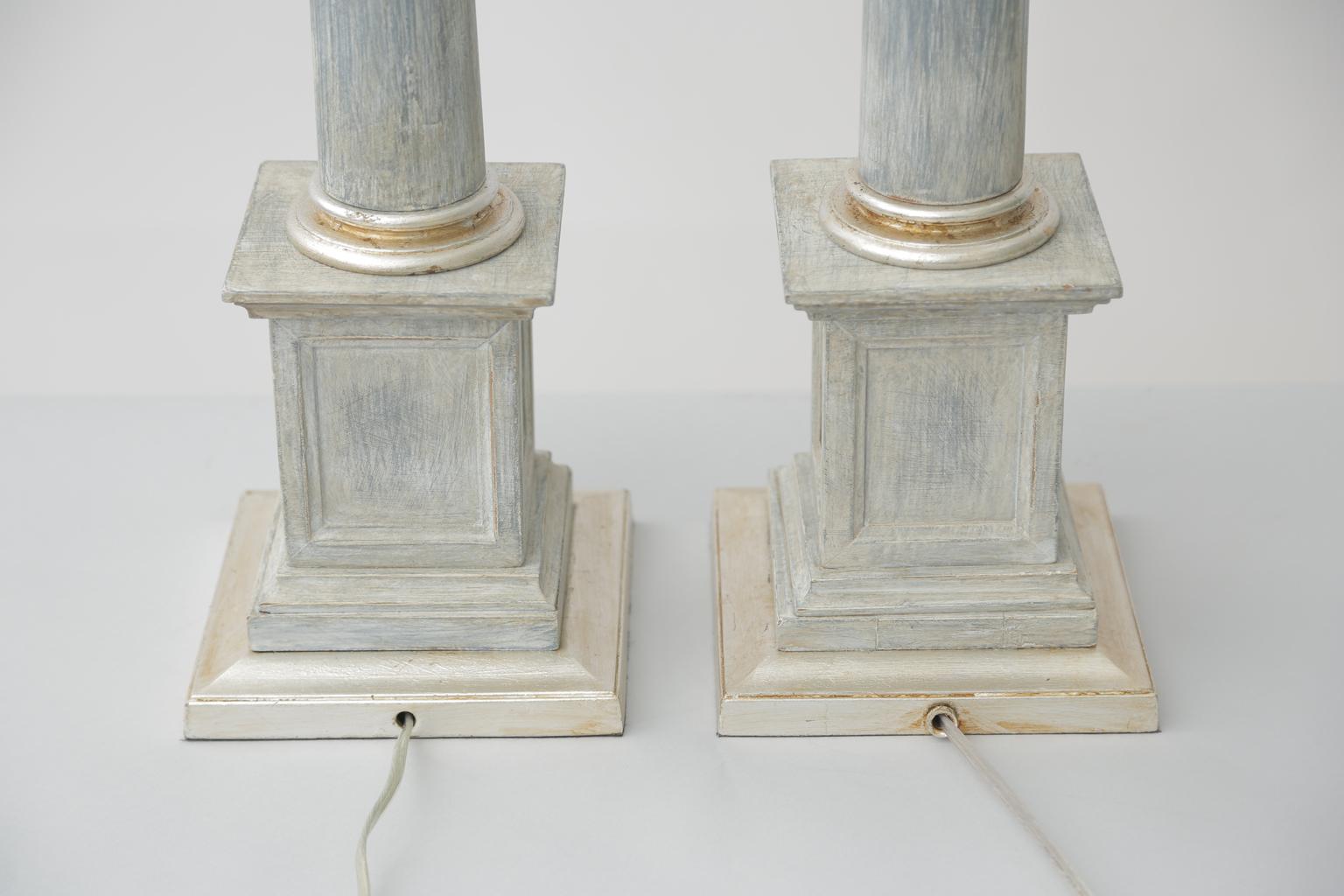 Bois Paire de lampes colonnes vintage peintes et dorées à la feuille en argent par Stiffel en vente