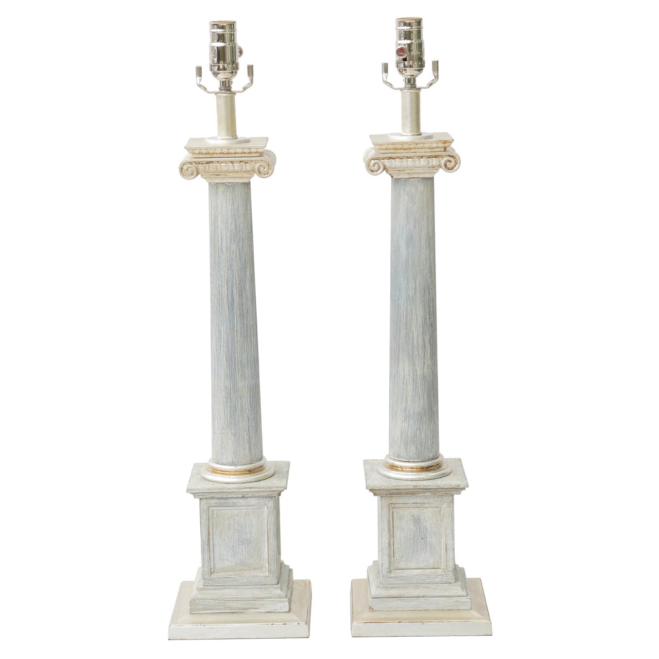 Paar bemalte und vergoldete Säulenlampen im Vintage-Stil von Stiffel, teilweise versilbert im Angebot