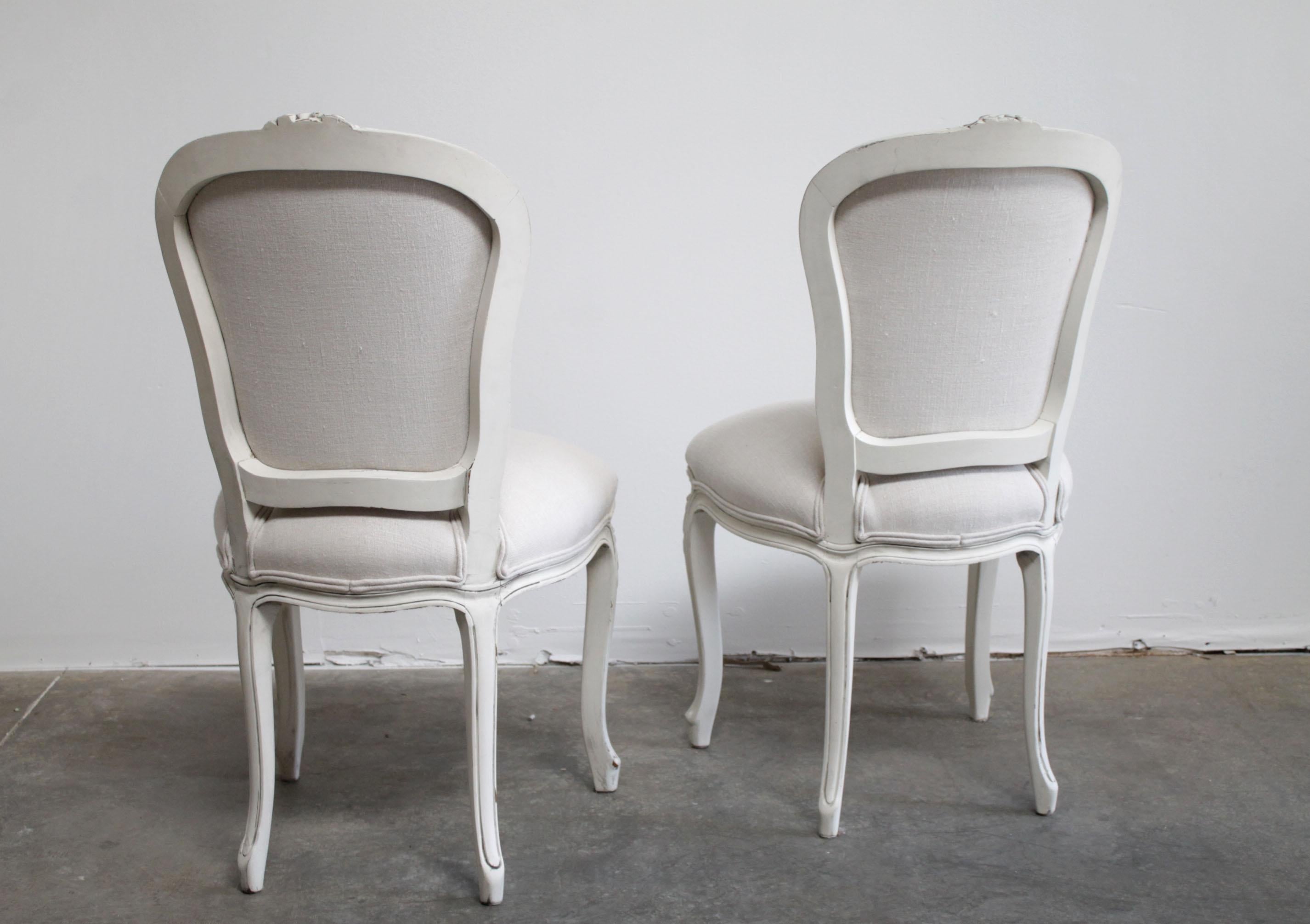 Paire de chaises d'appoint françaises vintage peintes et tapissées de style Louis XV 2
