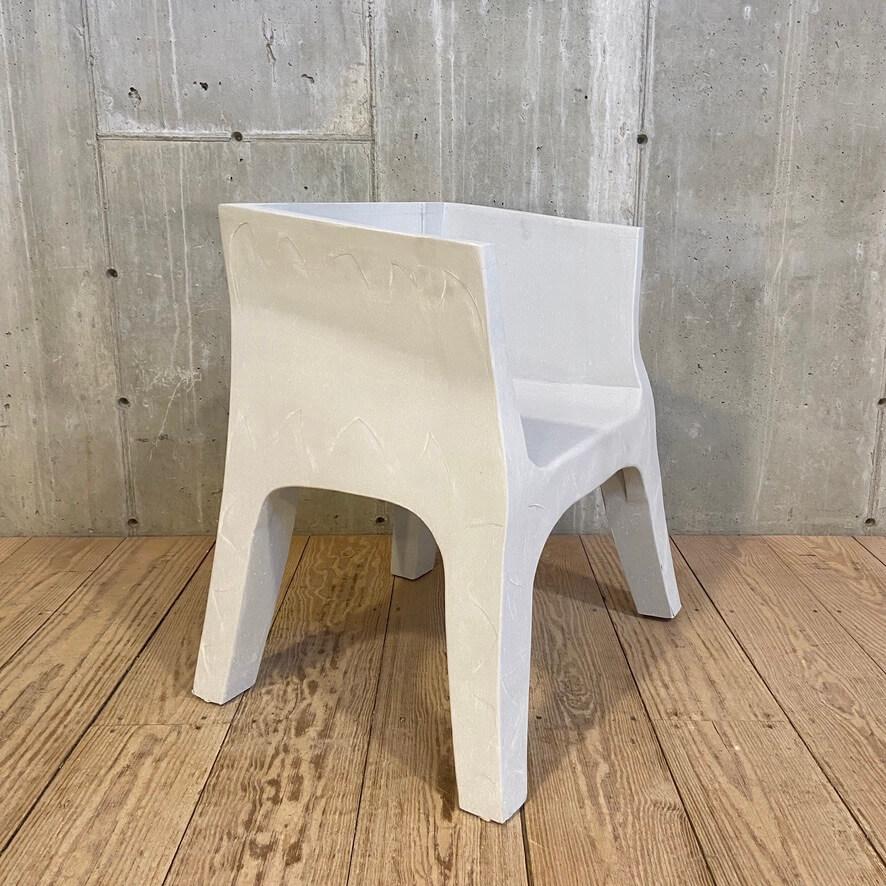 Ein Paar bemalte, geschnitzte Wannenstühle aus Holz im Vintage-Stil. Sehr skulptural und sehr schwer. Mit teilweise gerundetem Rücken und gegenläufig abgespreizten Armen und Beinen. Ein geschnitztes Wellenmotiv verläuft entlang der Seiten und