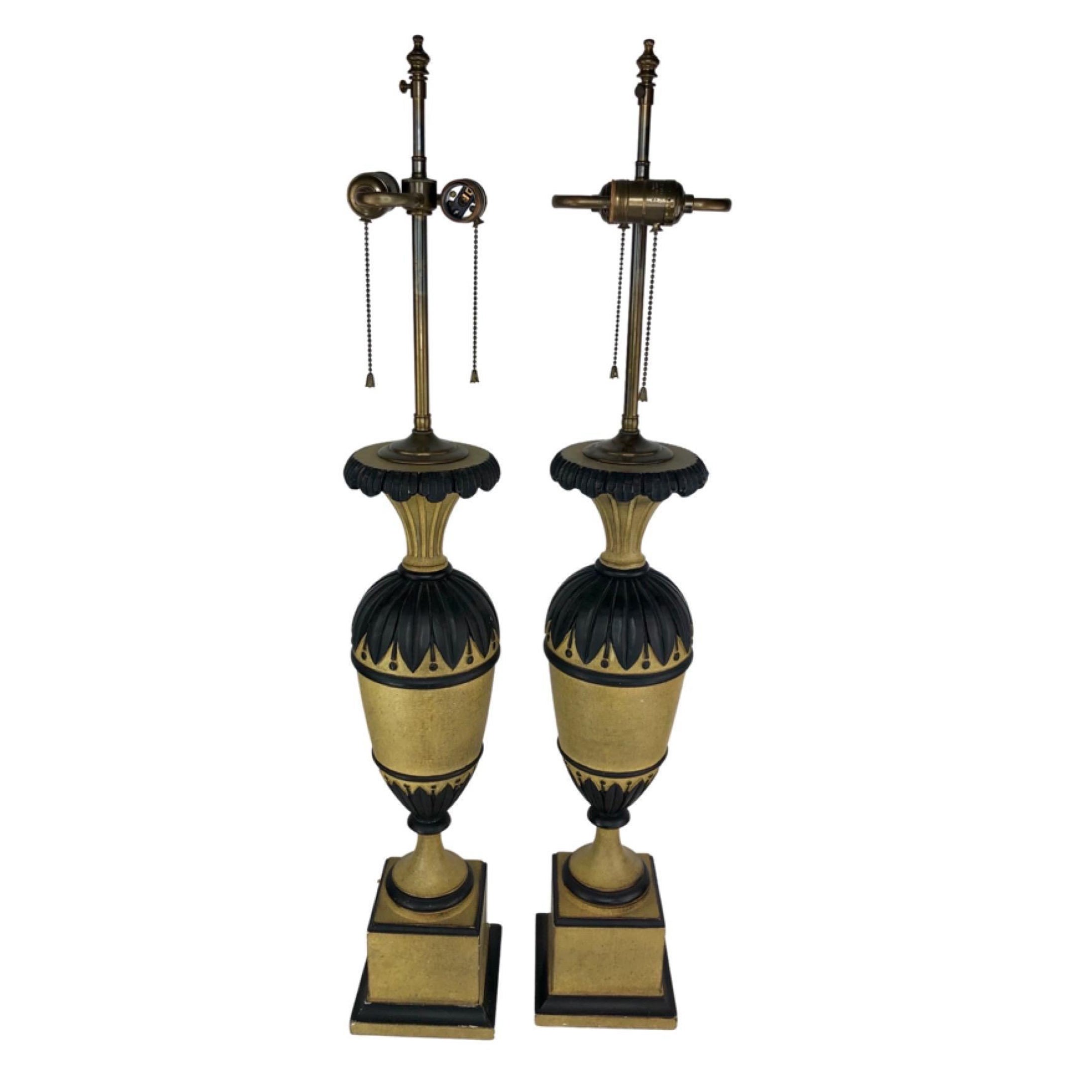 Paire de lampes vintage en forme d'urne en bois sculpté et peint en vente