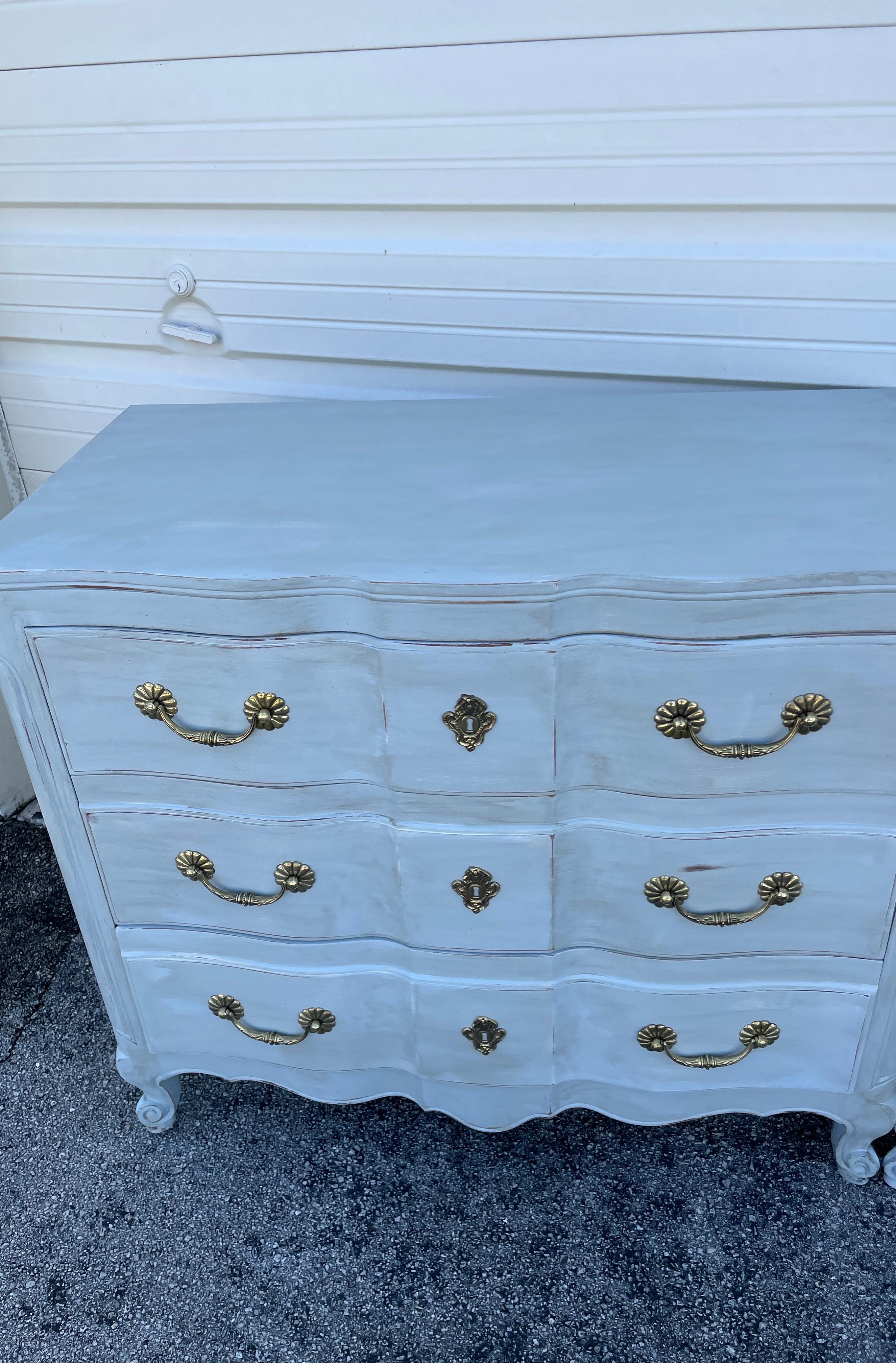 Vintage painted Louis XV style French Commodes by John Widdicomb.
Finished in a light blue / grey Swedish finish. A very fine pair. 