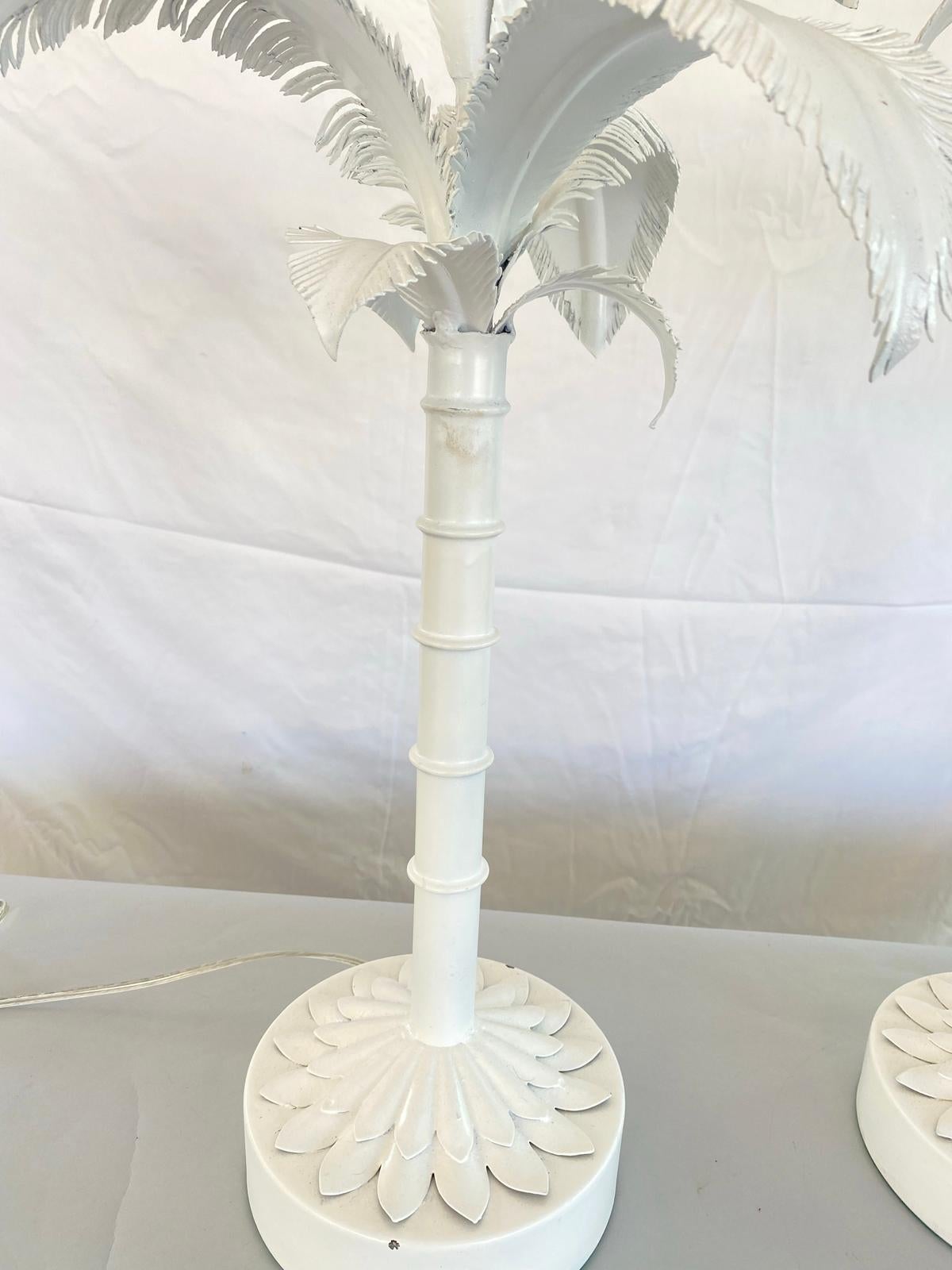 Pair of Vintage Painted Tole Palm Tree Lamps In Good Condition For Sale In West Palm Beach, FL