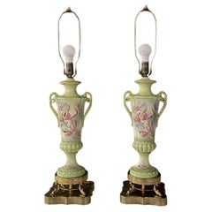 Coppia di lampade da tavolo a forma di urna in porcellana verde d'epoca
