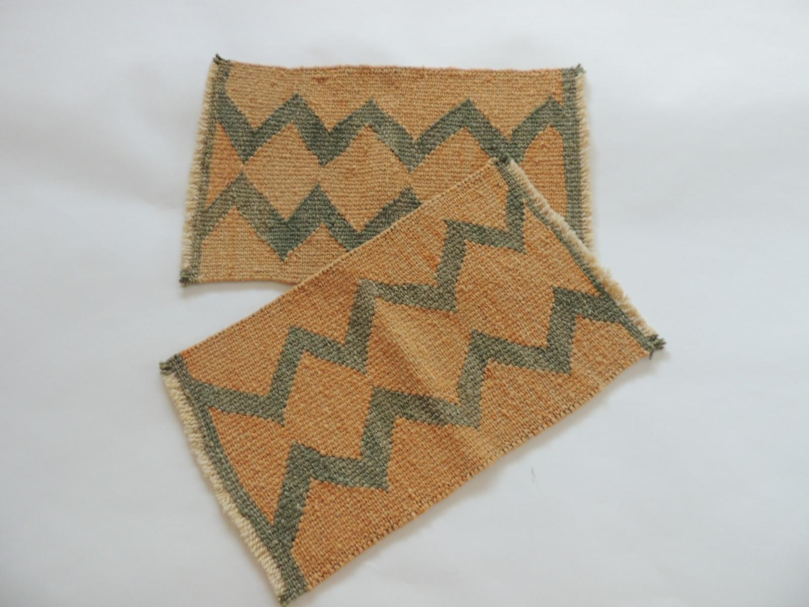 Vintage pale orange and green woven rug samples.
Woven zig-zag pattern and fringes.
Ideal to frame or make them in to pillows.
Size: 11