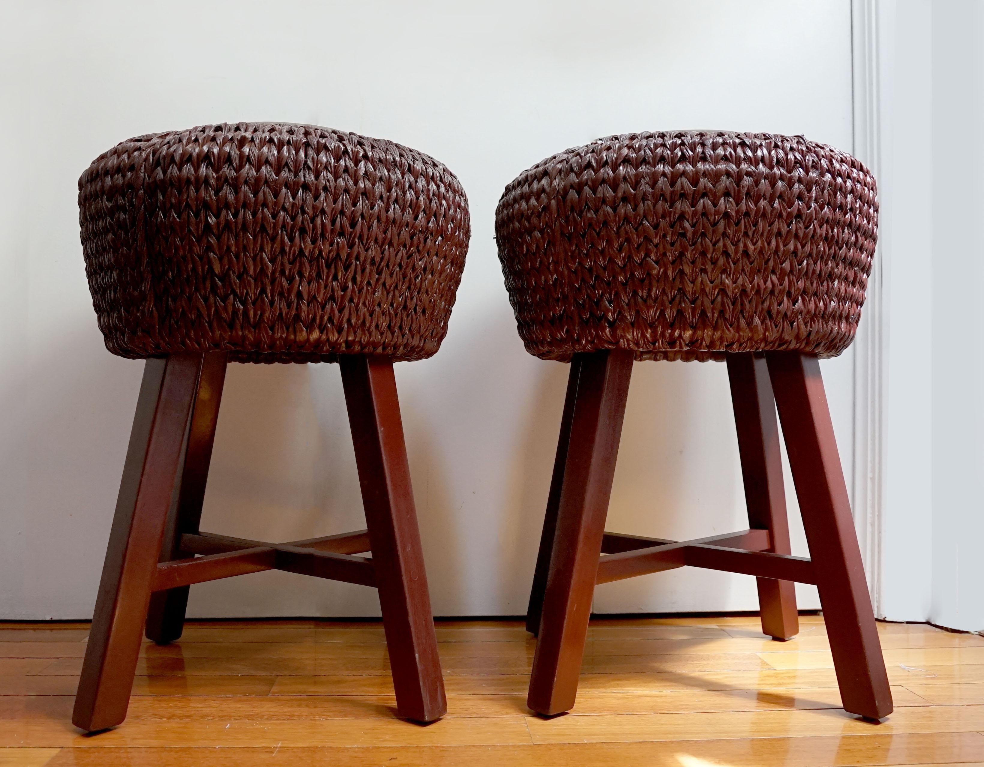 20th Century Pair of Vintage Palecek Brown Leather and Rattan Wood Bar Stools For Sale