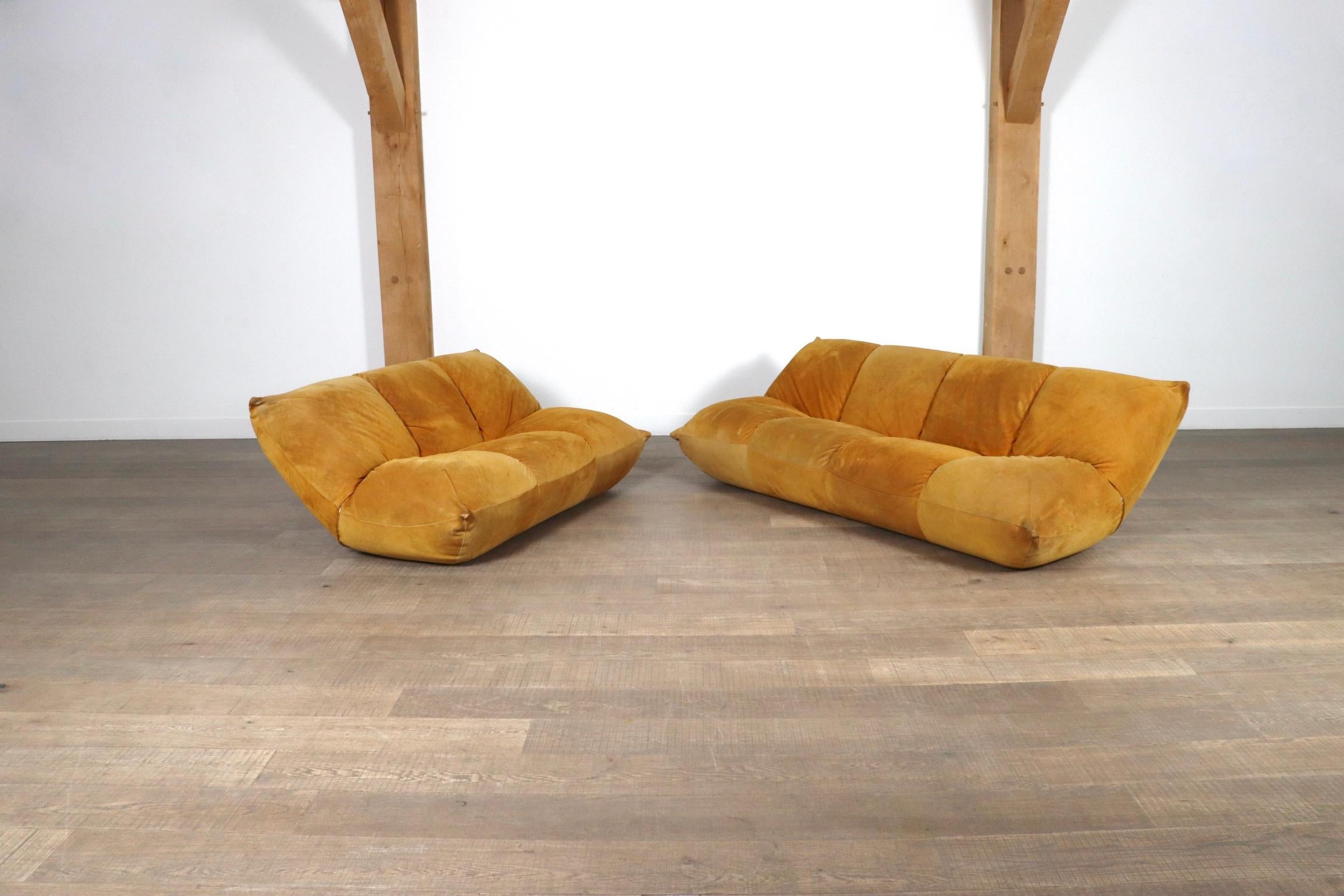 Pair Of Vintage Papillon Sofas In Suede By Guido Rosati For Giovannetti, 1970s In Good Condition In ABCOUDE, UT