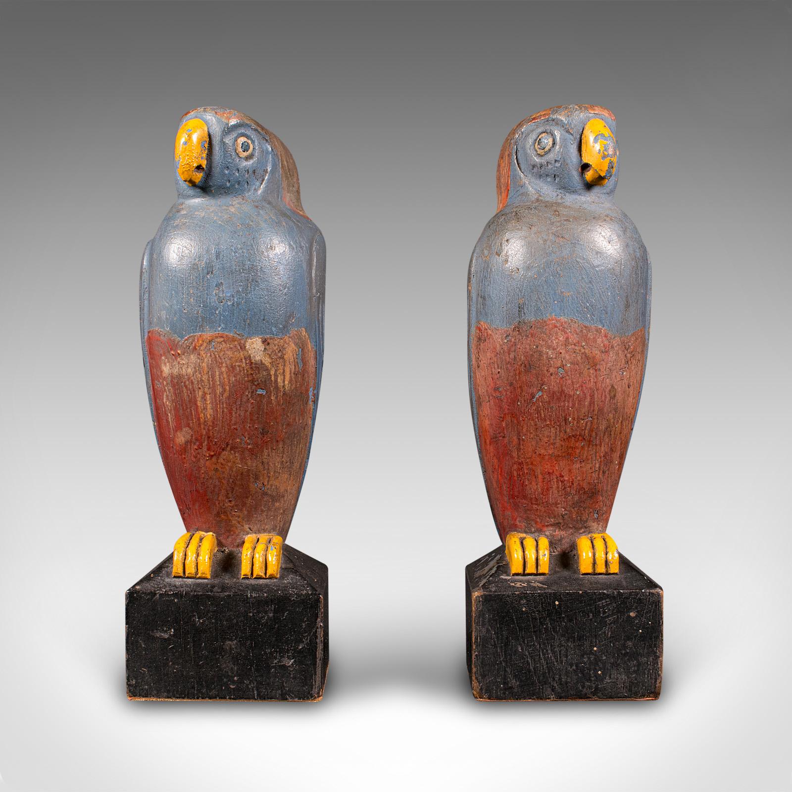 
Si tratta di una coppia di fermalibri vintage a forma di parrocchetto. Un uccello di pino intagliato e dipinto come poggia libri ornamentale, risalente al periodo Continental Art Deco, circa 1930.

Annida i tuoi titoli preferiti tra questa coppia