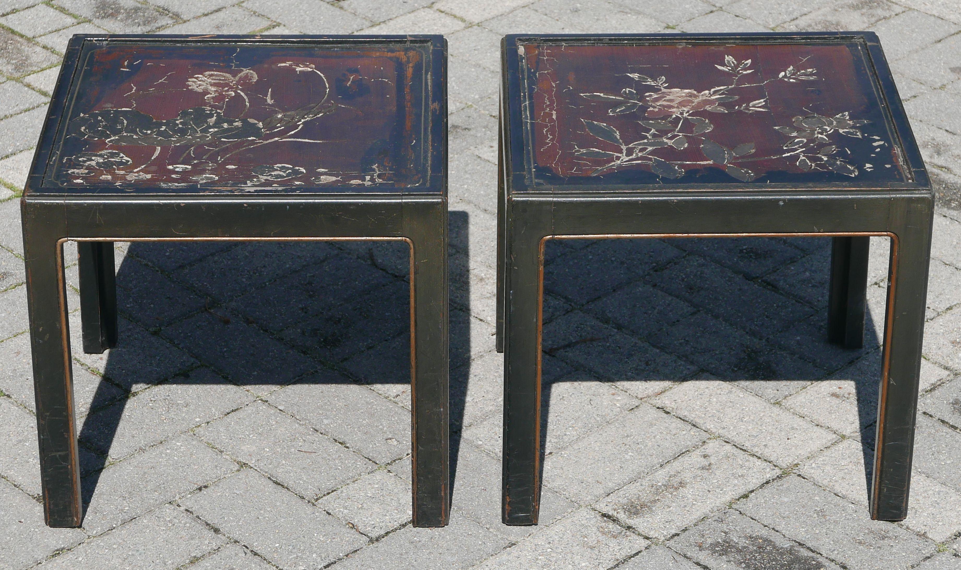 Paire de tables Parsons en laque noire ornées de panneaux en laque coromandel chinoise du XVIIIe siècle. Merveilleuse patine d'ancienneté et profondeur.