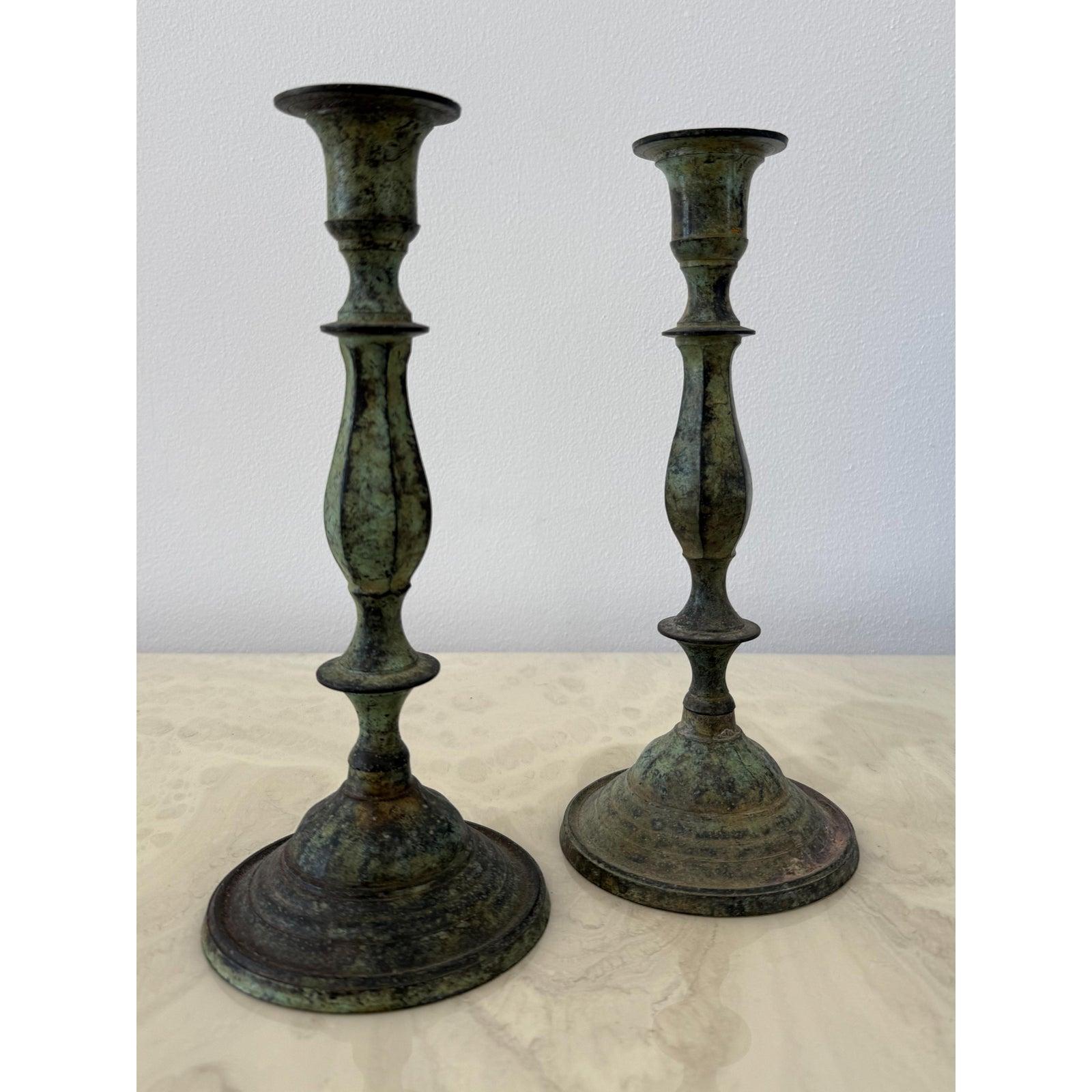 Mid-Century moderno Coppia di candelabri d'epoca in ottone patinato in vendita