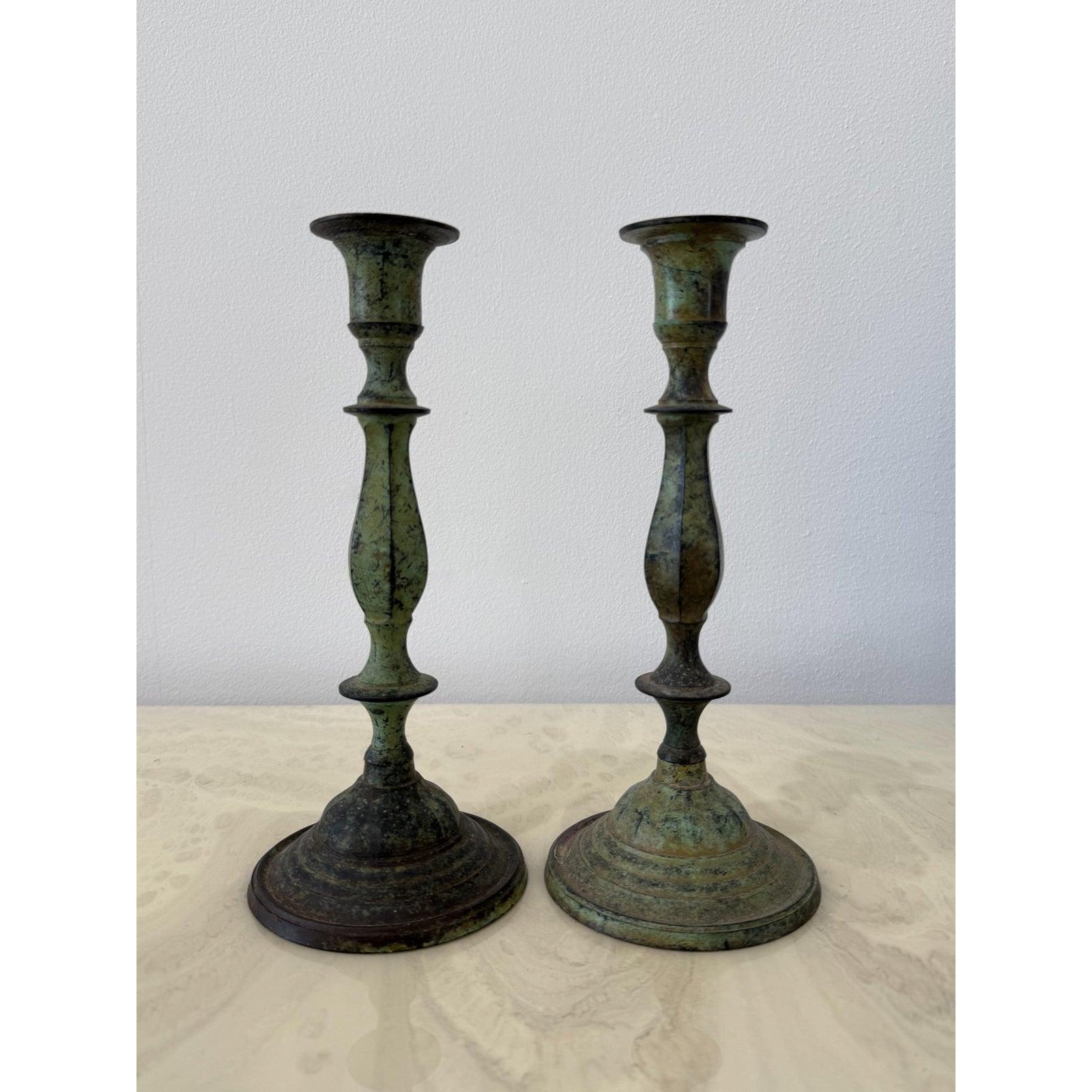 Americano Coppia di candelabri d'epoca in ottone patinato in vendita