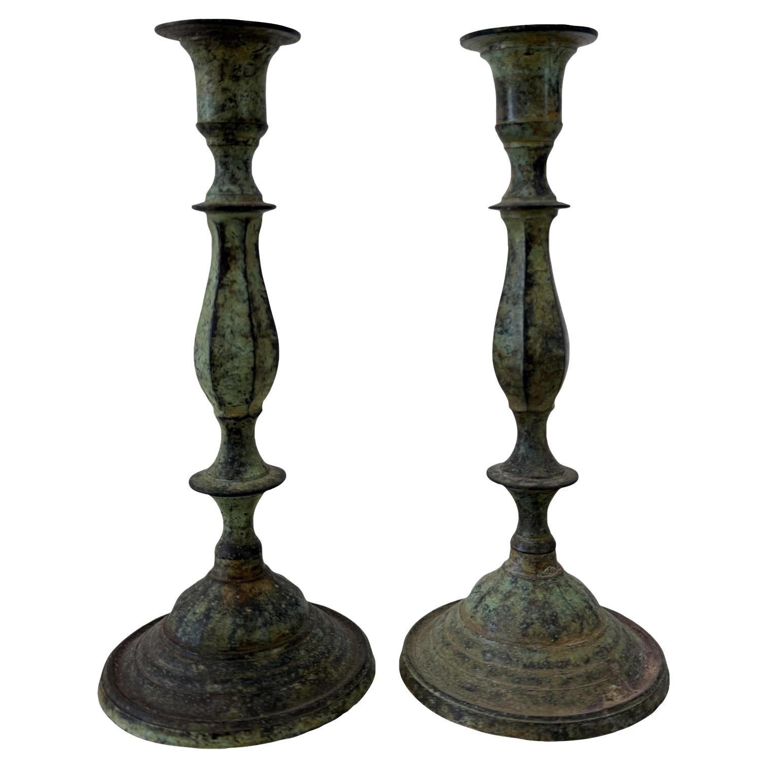 Coppia di candelabri d'epoca in ottone patinato in vendita