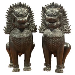 Paar thailändische „Singha“ Guardian Lions / Foo Dogs aus patinierter Bronze, Vintage