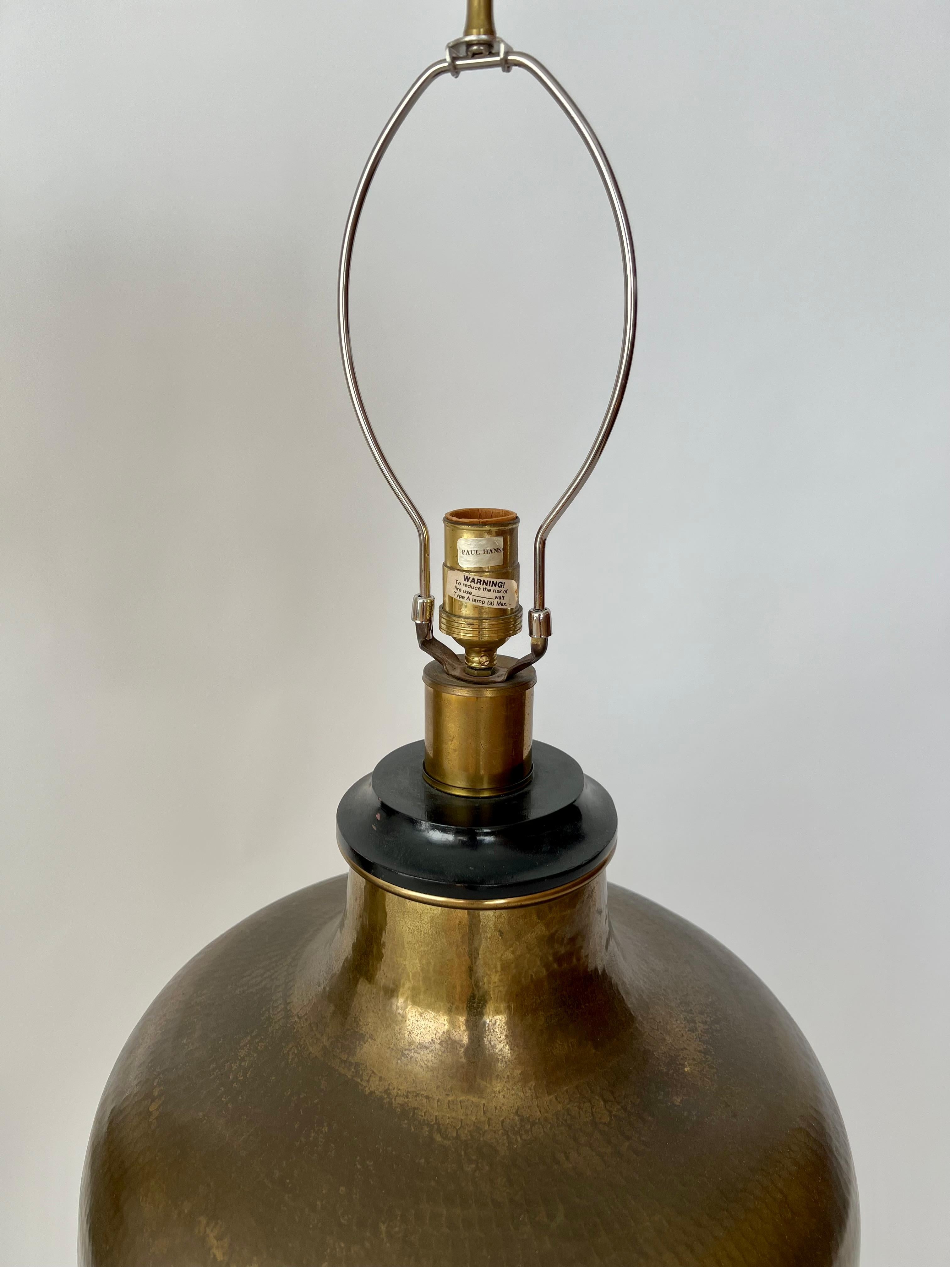 Martelé Paire de lampes de table vintage Paul Hanson en laiton Hammer, circa 1970 en vente