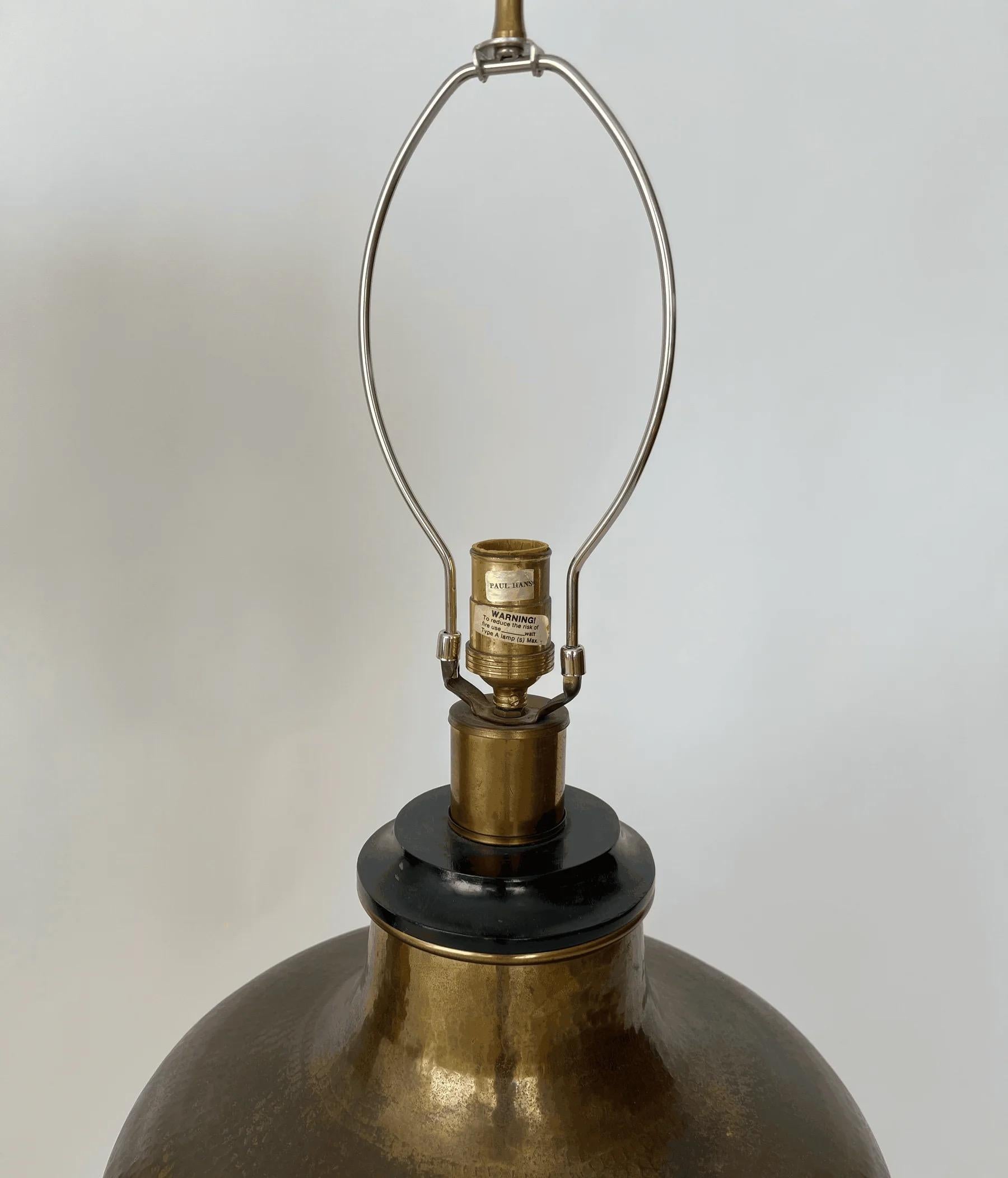 Mid-Century Modern Paire de lampes de table vintage Paul Hanson en laiton Hammer, circa 1970 en vente