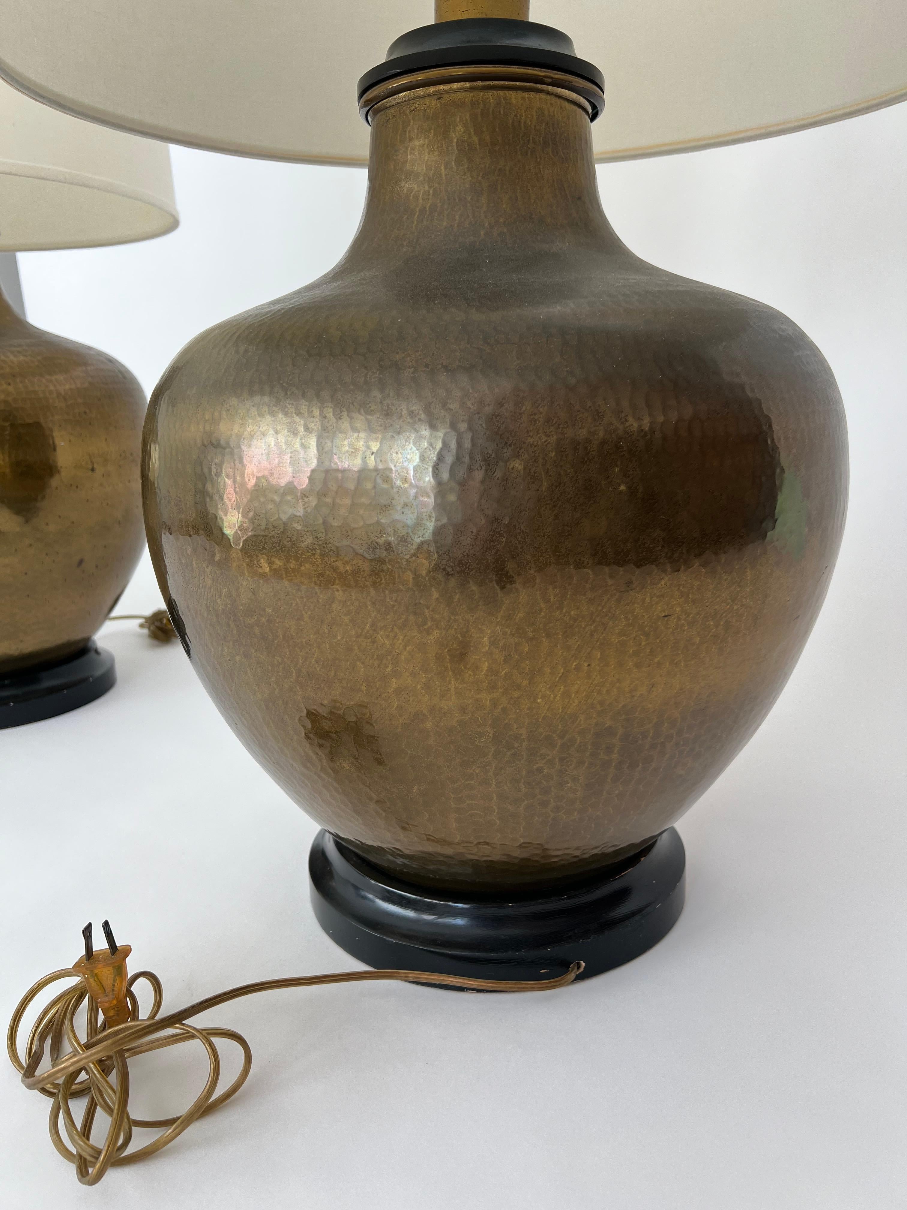 Paire de lampes de table vintage Paul Hanson en laiton Hammer, circa 1970 Bon état - En vente à Black Rock, CT