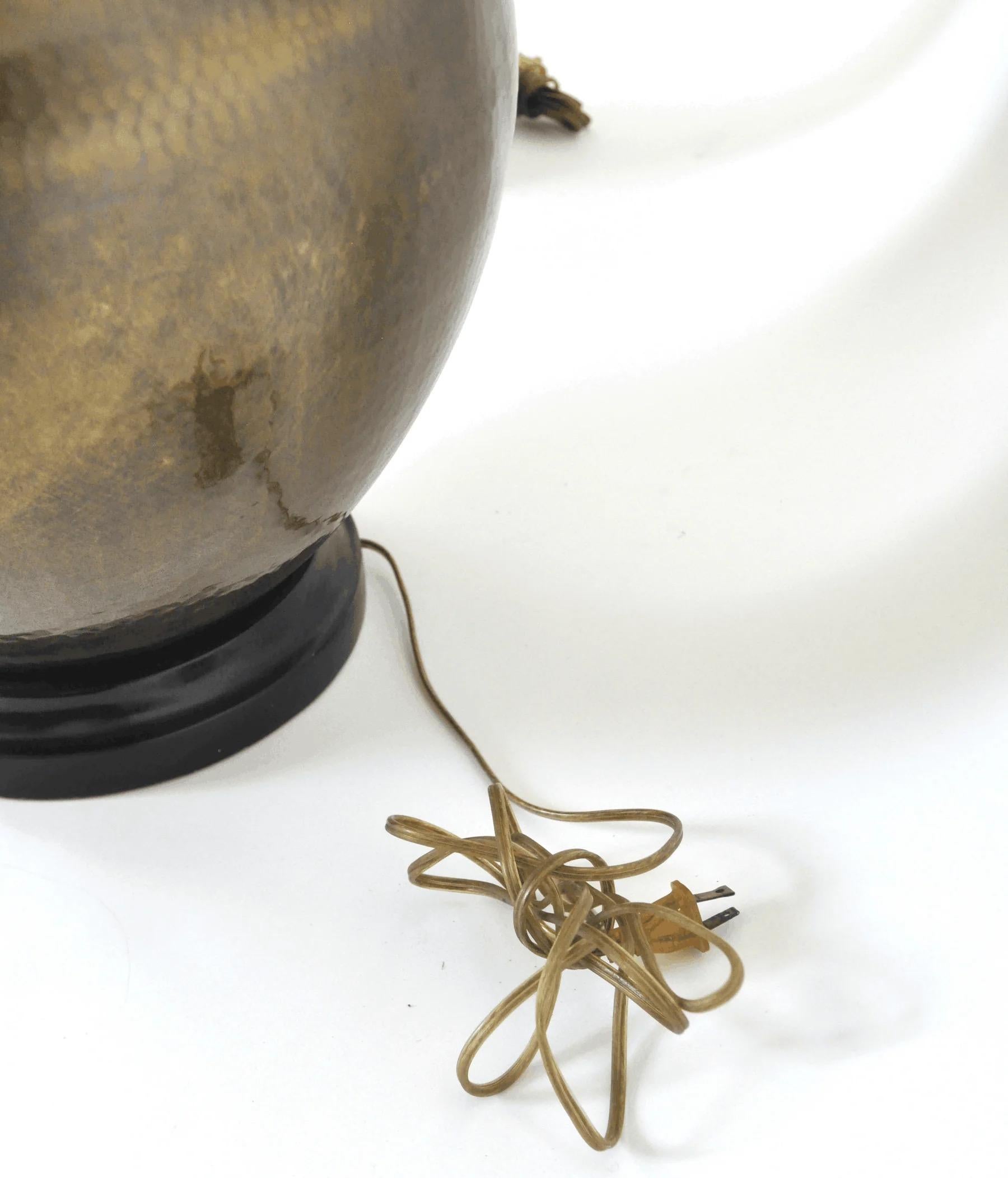 Américain Paire de lampes de table vintage Paul Hanson en laiton Hammer, circa 1970 en vente