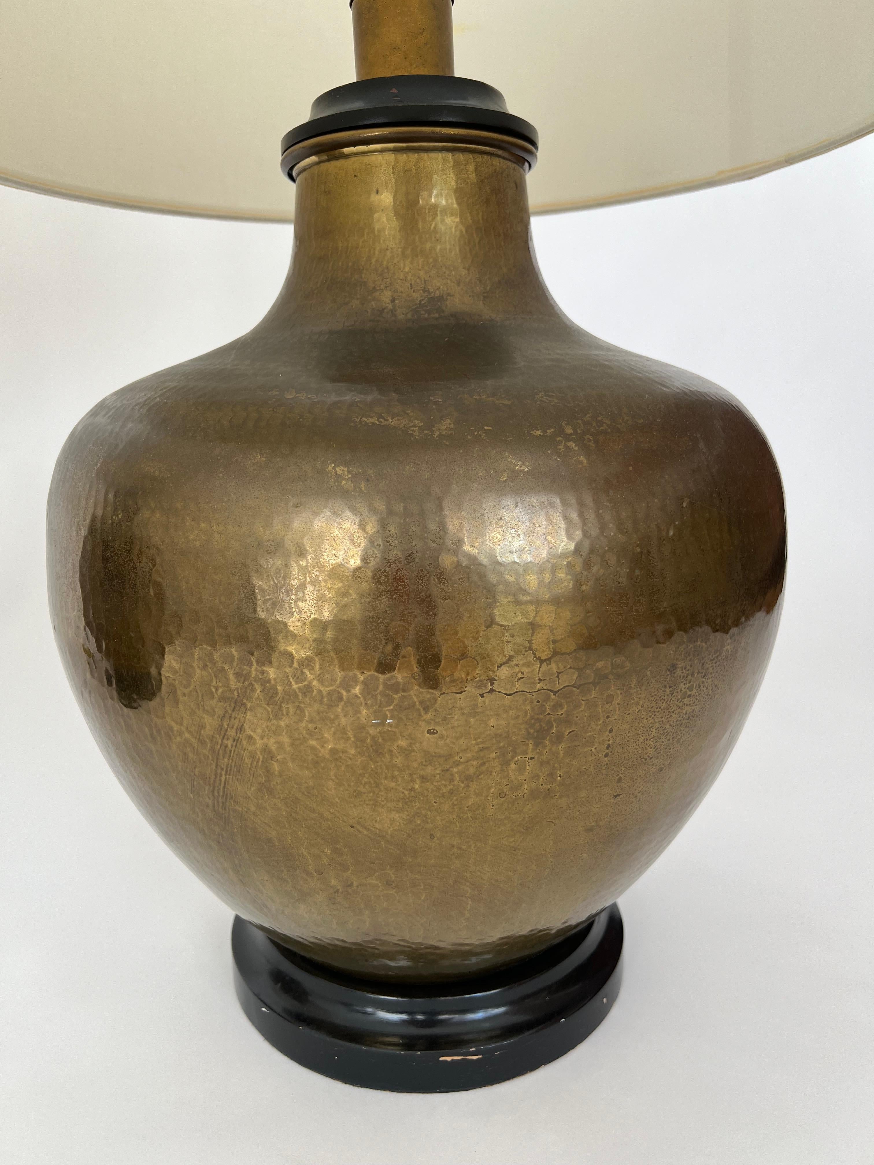Fin du 20e siècle Paire de lampes de table vintage Paul Hanson en laiton Hammer, circa 1970 en vente