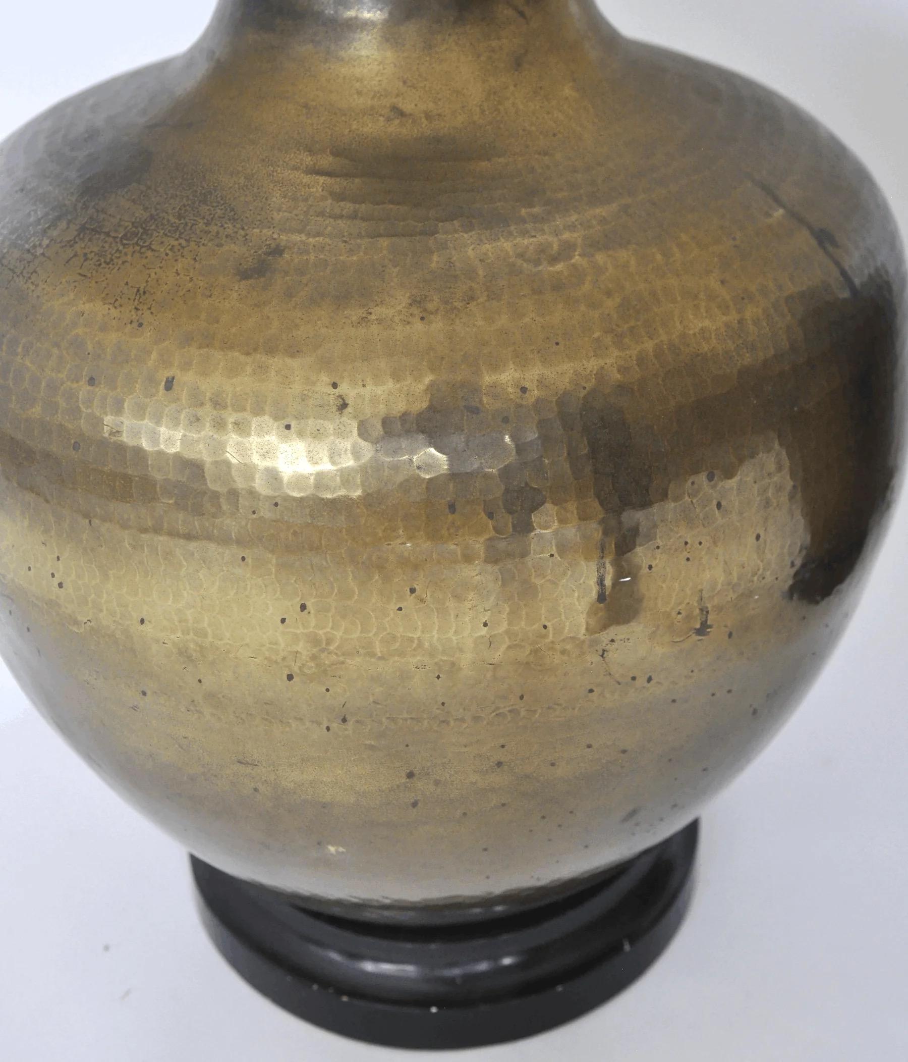 Martelé Paire de lampes de table vintage Paul Hanson en laiton Hammer, circa 1970 en vente